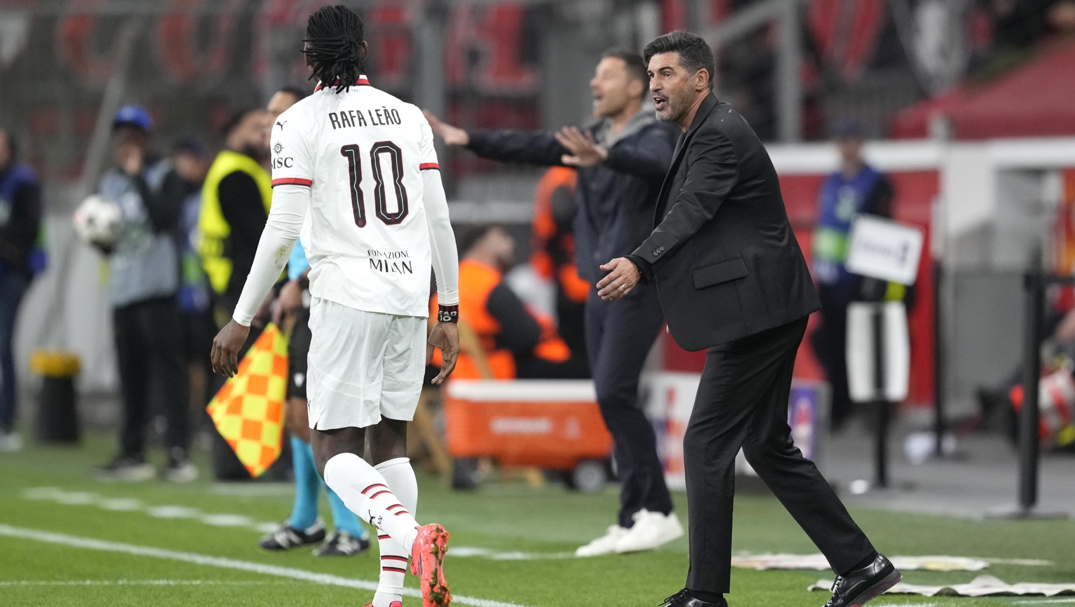 AC Milan's head coach Paulo Fonseca talks to AC Milan's Rafael Leao during the Champions League soccer match between Bayer Leverkusen and AC Milan at the BayArena in Leverkusen, Germany, Tuesday, Oct.1, 2024. (AP Photo/Michael Probst)