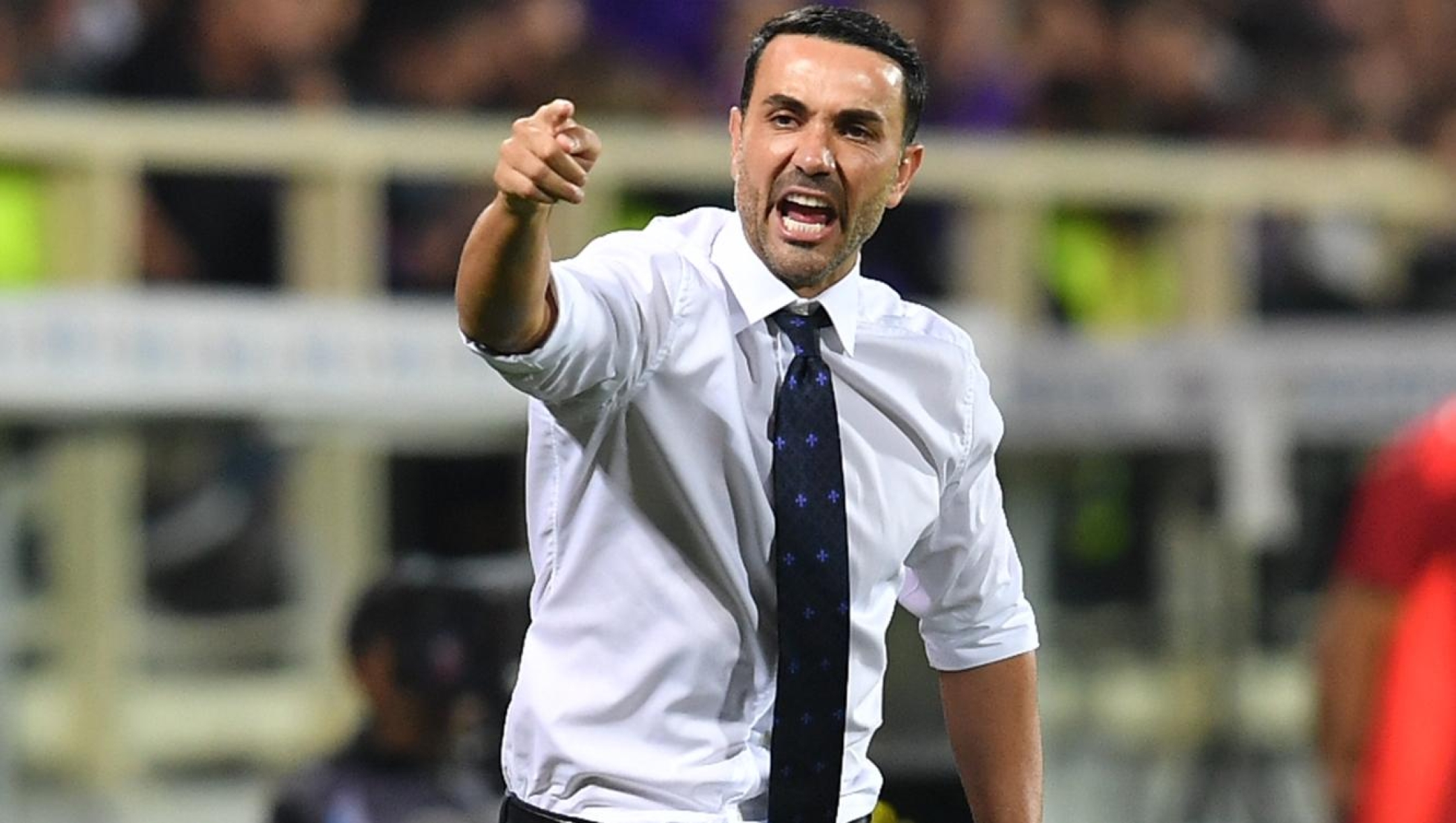 Fiorentina’s head  coach Raffaele Palladino shouts instructions to his players during the Serie A Enilive 2024/2025 match between Fiorentina and Roma - Serie A Enilive at Artemio Franchi Stadium - Sport, Soccer - Florence, Italy - Sunday October 27, 2024 (Photo by Stringer/LaPresse)