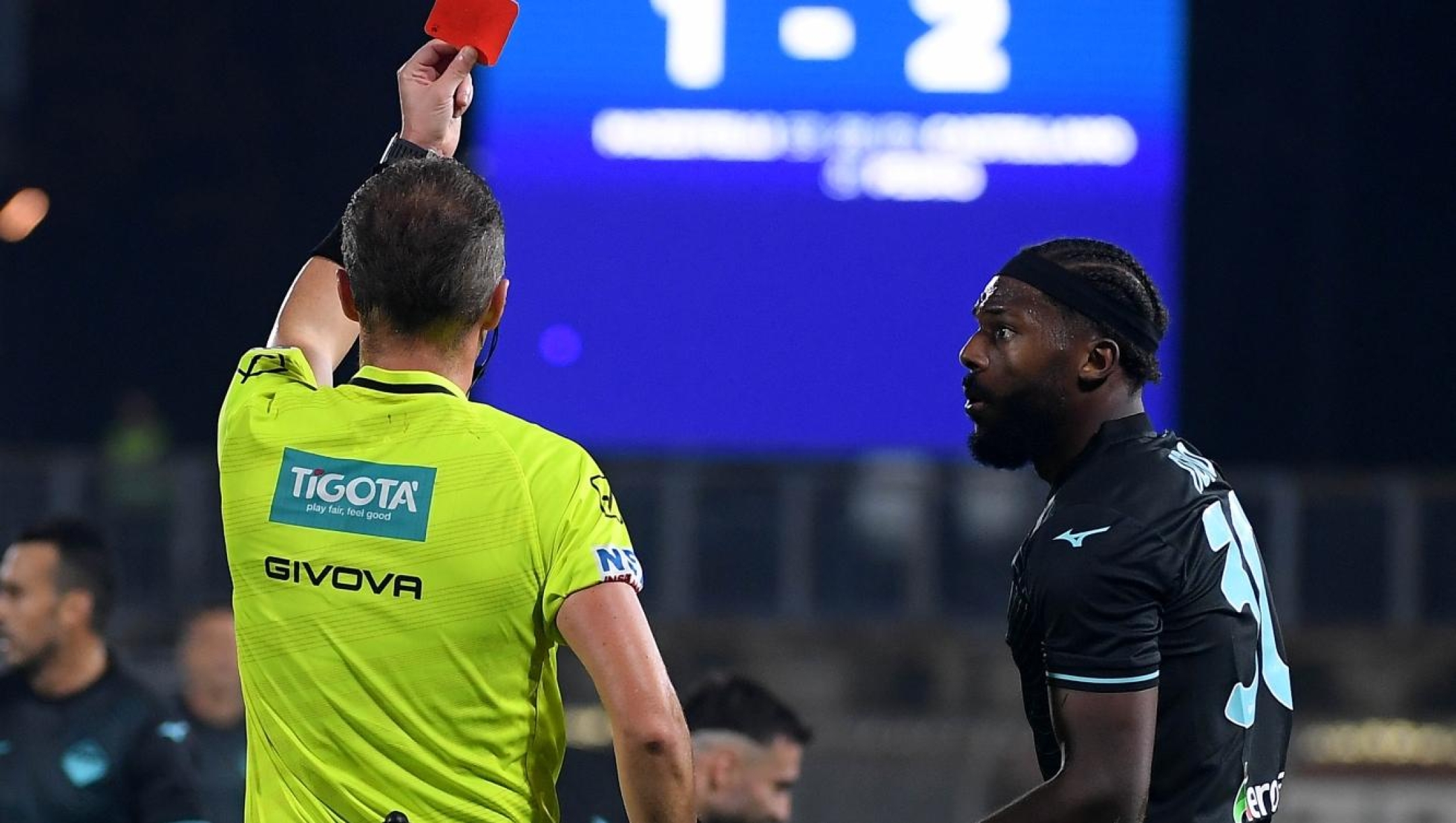 COMO, ITALY - OCTOBER 31: The referee Pairetto schow a red card to Nuno Tavares of SS Lazio during the Serie match between Como and Lazio at Stadio G. Sinigaglia on October 31, 2024 in Como, Italy. (Photo by Marco Rosi - SS Lazio/Getty Images)