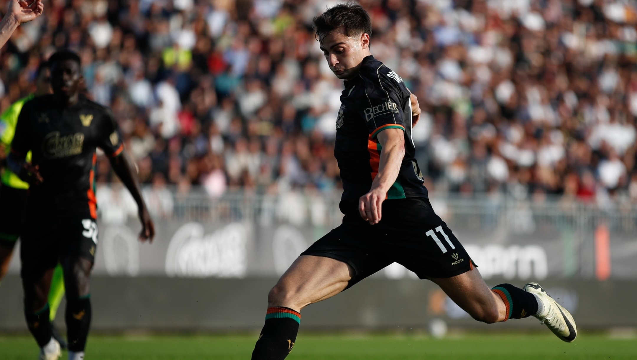 VENICE, ITALY - OCTOBER 20: Gaetano Oristanio of Venezia prepares to shoot during the Serie A match between Venezia and Atalanta at Stadio Pier Luigi Penzo on October 20, 2024 in Venice, Italy. (Photo by Timothy Rogers/Getty Images)