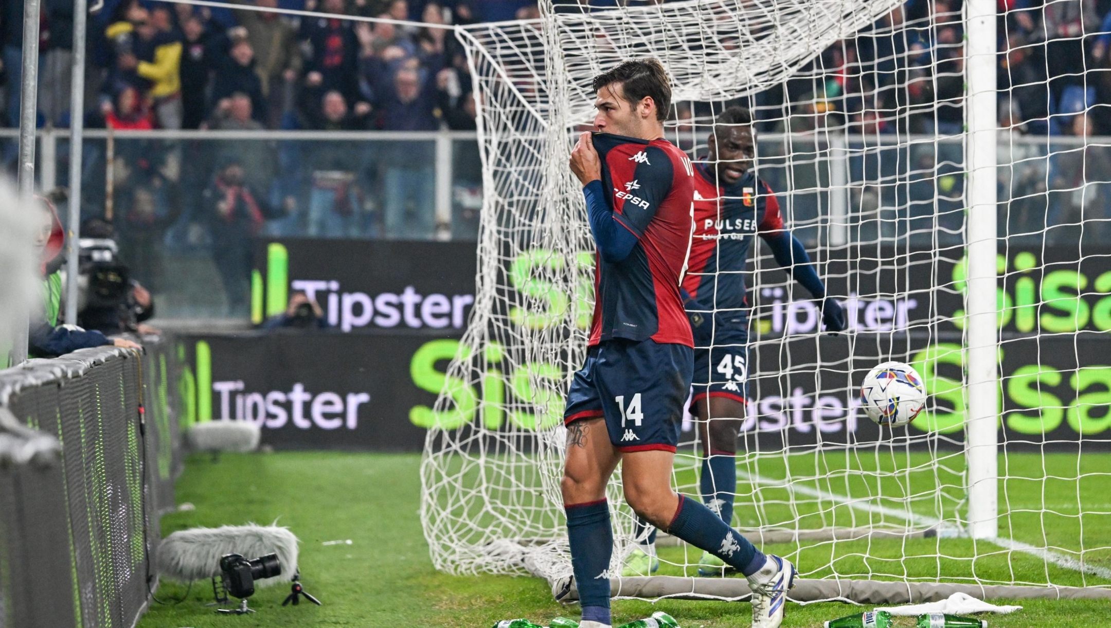 Genoa?s Alessandro Vogliacco celebrates after scoring the 1-1 goal for his team during the Serie A soccer match between Genoa and Como at the Luigi Ferraris Stadium in Genoa, Italy - Thursday, November 07, 2024. Sport - Soccer . (Photo by Tano Pecoraro/Lapresse)