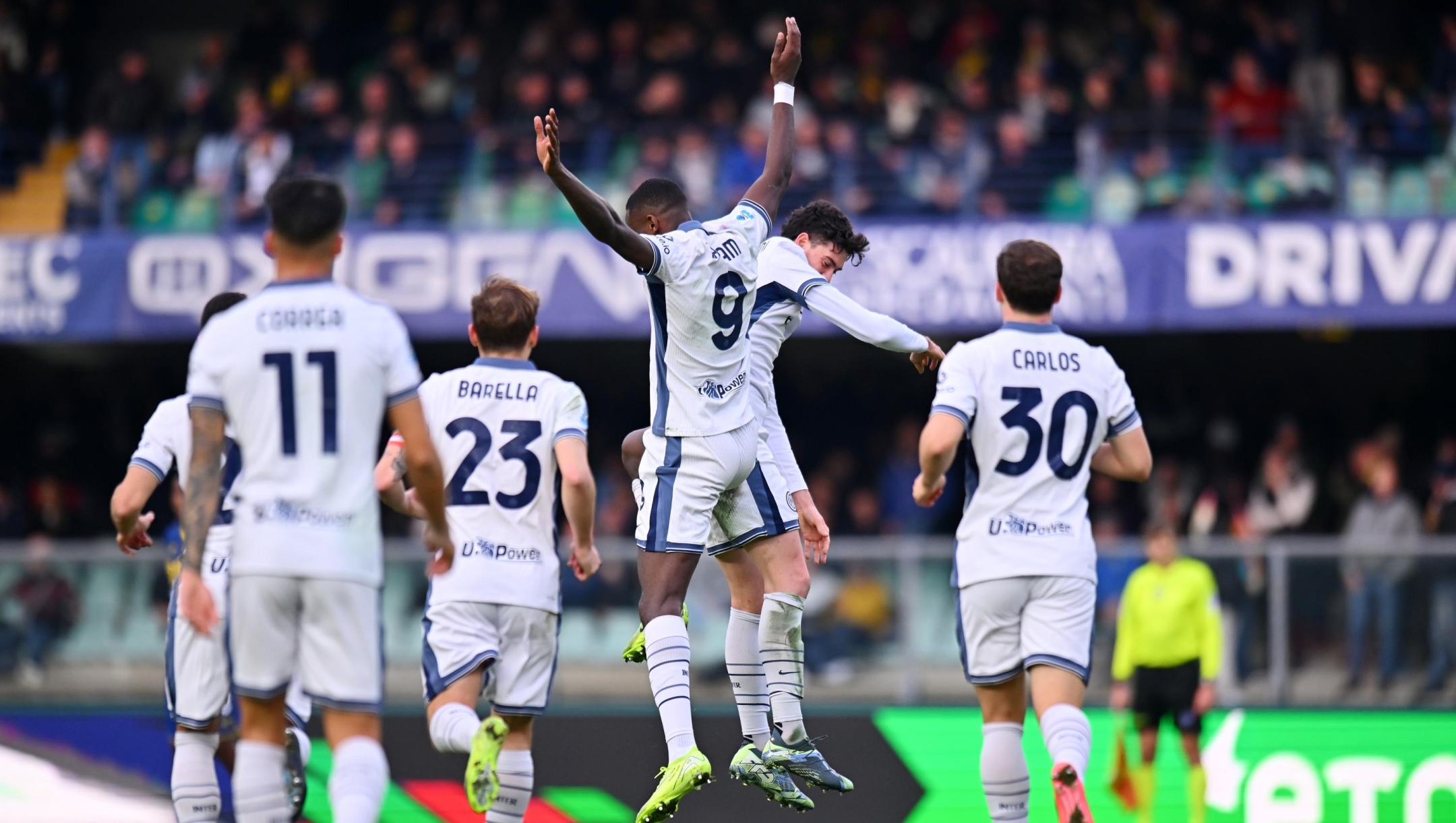 VERONA, ITALY - NOVEMBER 23: Marcus Thuram of FC Internazionale celebrates scoring his team's third goal with team mates during the Serie A match between Verona and FC Internazionale at Stadio Marcantonio Bentegodi on November 23, 2024 in Verona, Italy. (Photo by Alessandro Sabattini/Getty Images)