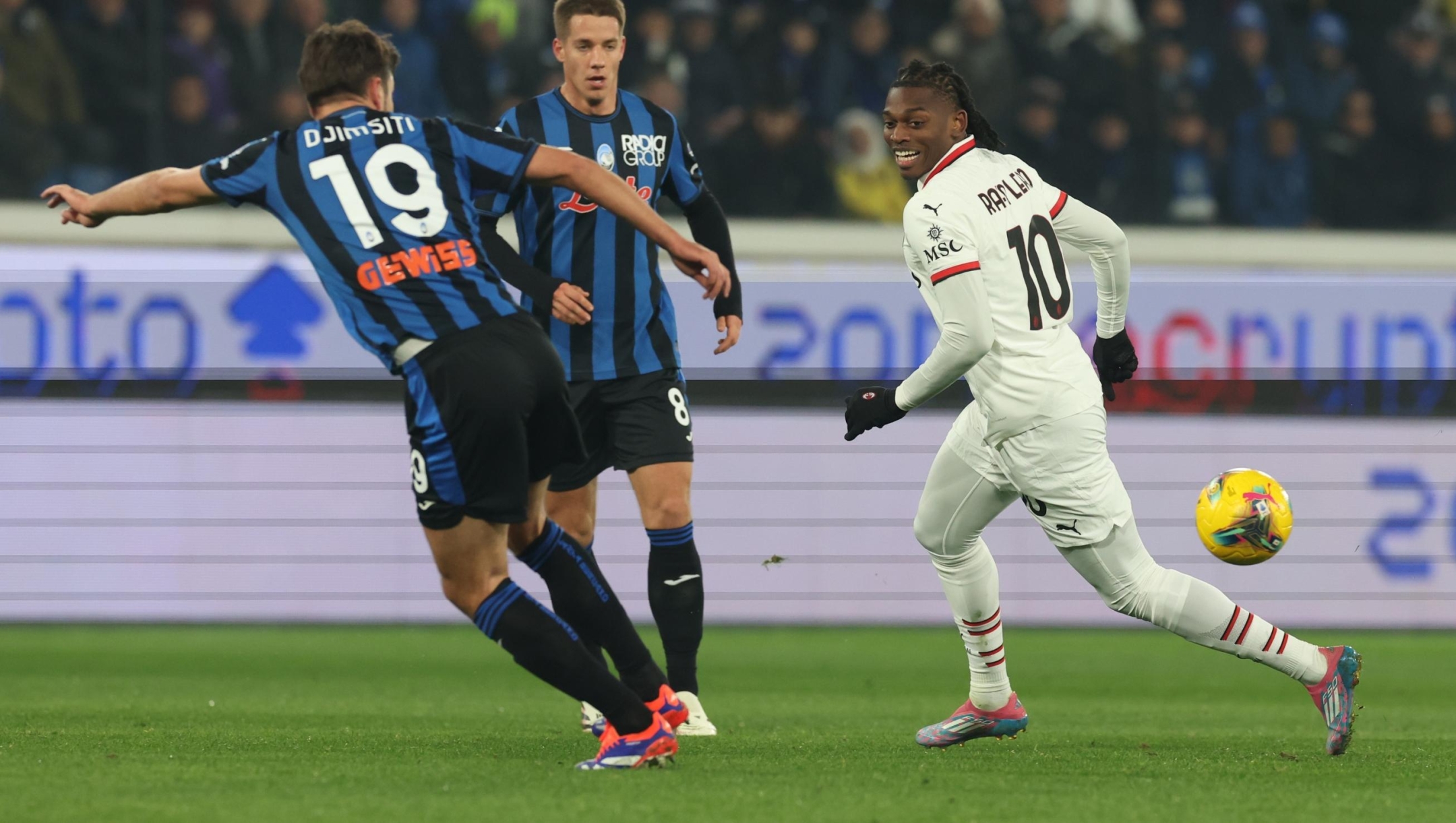 BERGAMO, ITALY - DECEMBER 06:  Rafael Leao of AC Milan in action during the Serie A match between Atalanta and AC Milan at Gewiss Stadium on December 06, 2024 in Bergamo, Italy. (Photo by Claudio Villa/AC Milan via Getty Images)