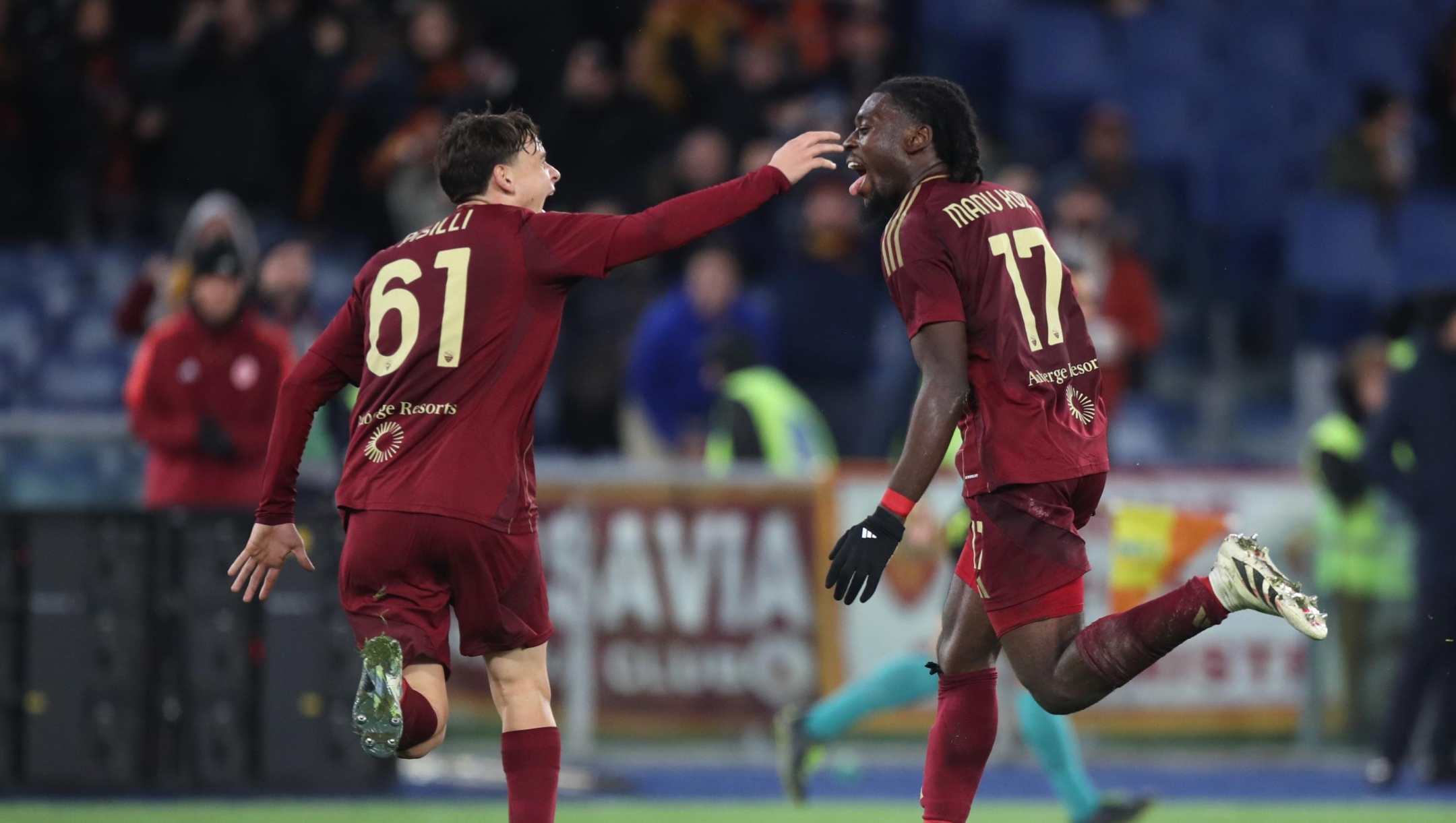 ROME, ITALY - DECEMBER 07: Manu Kone of AS Roma celebrates scoring his team's fourth goal with teammate Niccolo Pisilli during the Serie A match between AS Roma and Lecce at Stadio Olimpico on December 07, 2024 in Rome, Italy. (Photo by Paolo Bruno/Getty Images)