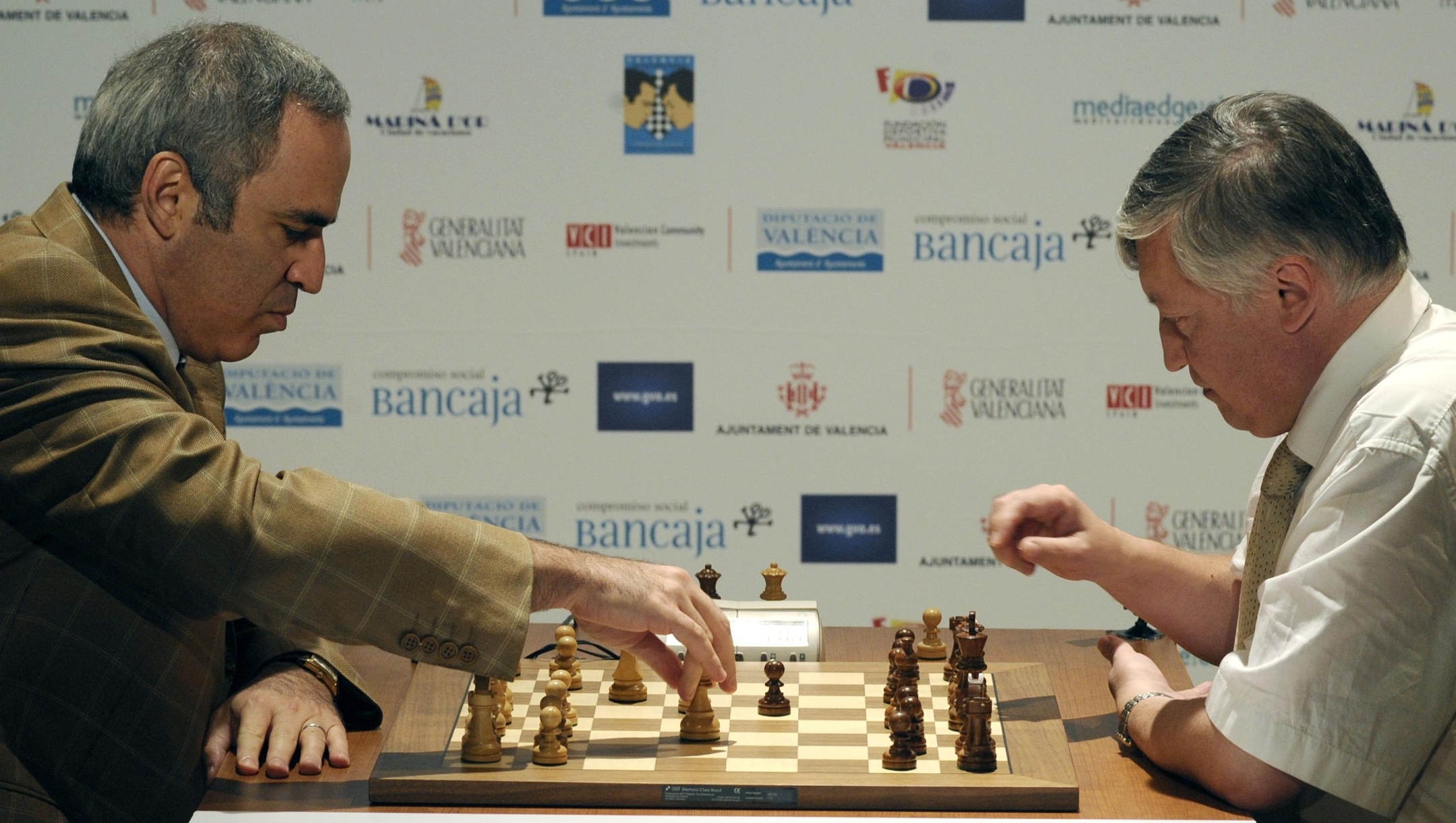 Russian chess legend Garry Kasparov plays chess with his Russian peer Anatoli Karpov (R) at the Arts Palau in Valencia on September 24, 2009, 25 years after their epic world championship duel. Their new duel will have only 12 games -- four semi-rapid and eight rapid -- with the two men facing off under the watch of Dutch chess arbiter Geurt Gijssen in Valencia, known as the birthplace of modern chess. AFP PHOTO/JOSE JORDAN