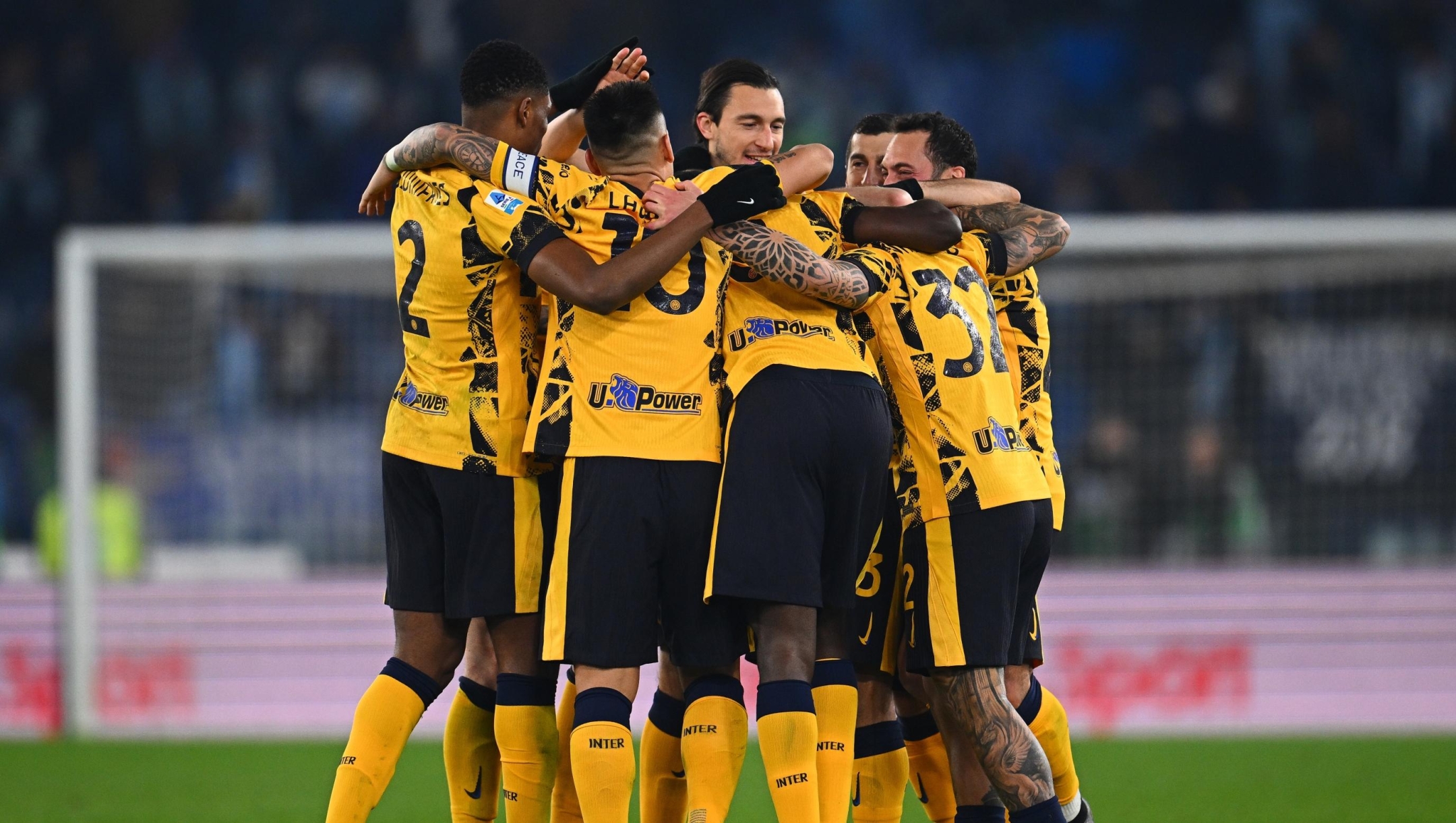 ROME, ITALY - DECEMBER 16:  Denzel Dumfries of FC Internazionale celebrates with team-mates after scoring the goal during the Serie A match between SS Lazio and FC Internazionale at Stadio Olimpico on December 16, 2024 in Rome, Italy. (Photo by Mattia Ozbot - Inter/Inter via Getty Images)