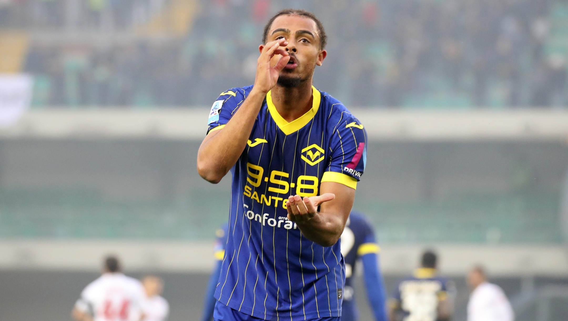 Hellas Verona's Antoine Bernede celebrates after scoring goal 1-0 during the  Serie A enilive soccer match between Hellas Verona  and Fiorentina at the Marcantonio Bentegodi Stadium, north Est Italy - Sunday, February 23, 2025. Sport - Soccer (Photo by Paola Garbuio /Lapresse)