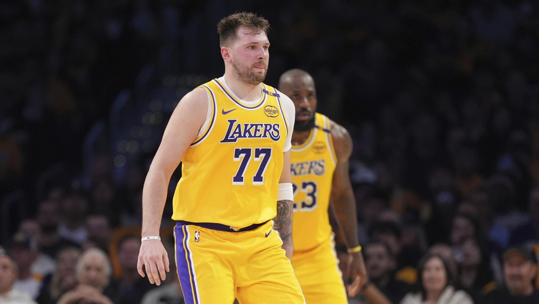 Los Angeles Lakers guard Luka Doncic (77) gets ready to defend in front of forward LeBron James during the second half of an NBA basketball game against the Utah Jazz, Monday, Feb. 10, 2025, in Los Angeles. (AP Photo/Mark J. Terrill) Associated Press/LaPresse