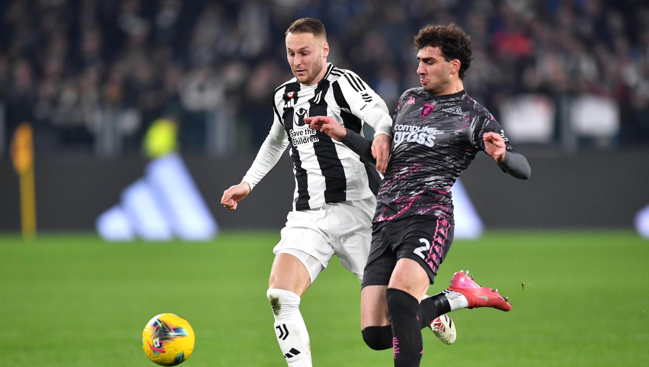 TURIN, ITALY - FEBRUARY 26: Teun Koopmeiners of Juventus battles for possession with Saba Goglichidze of Empoli during the Coppa Italia Quarter Final match between Juventus FC and Empoli FC at Allianz Stadium on February 26, 2025 in Turin, Italy. (Photo by Valerio Pennicino/Getty Images)