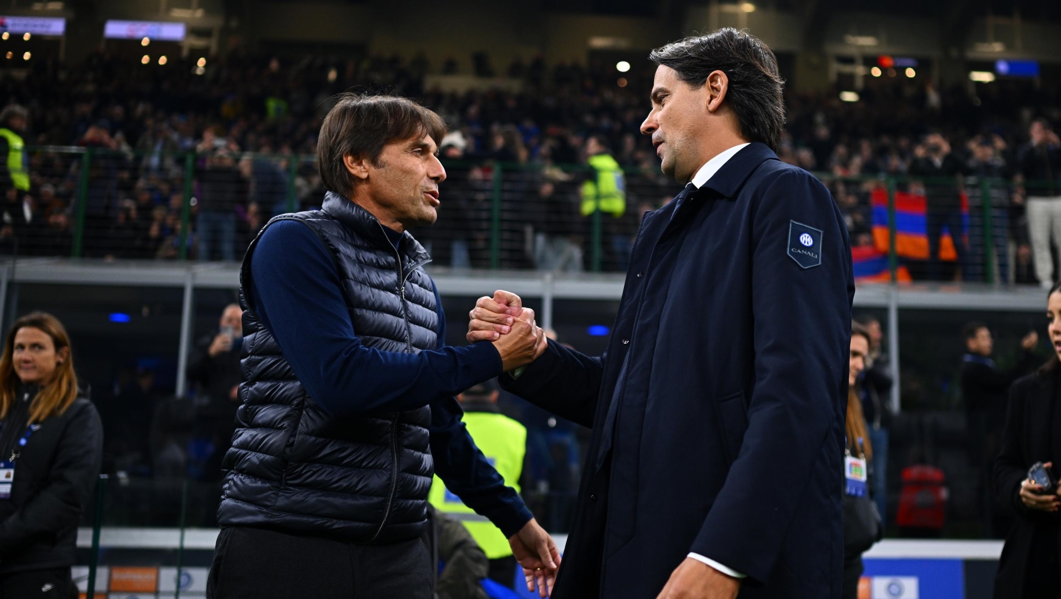 MILAN, ITALY - NOVEMBER 10: Head Coach of Napoli Antonio Conte and Head Coach of FC Internazionale Simone Inzaghi are seen during the Serie A match between FC Internazionale and Napoli at Stadio Giuseppe Meazza on November 10, 2024 in Milan, Italy. (Photo by Mattia Ozbot - Inter/Inter via Getty Images)