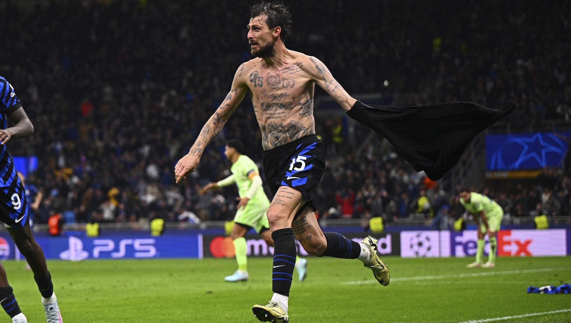 Francesco Acerbi of FC Internazionale Milano celebrates after scoring his team's equalizing goal during the UEFA Champions League 2024/25 Semi Final Second Leg match between FC Internazionale Milano and FC Barcelona at Giuseppe Meazza Stadium on May 06, 2025 in Milan, Italy. (Photo by Mattia Ozbot - Inter/Inter via Getty Images)