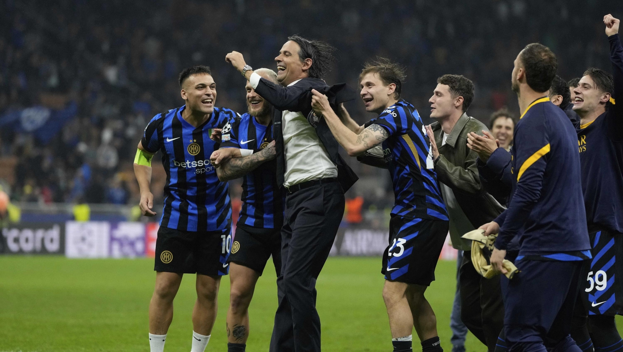 Inter Milan's head coach Simone Inzaghi celebrates with his players at the end of the Champions League semifinal second leg soccer match between Inter Milan and Barcelona at San Siro stadium in Milan , Italy, Tuesday, May 6, 2025. (AP Photo/Luca Bruno)