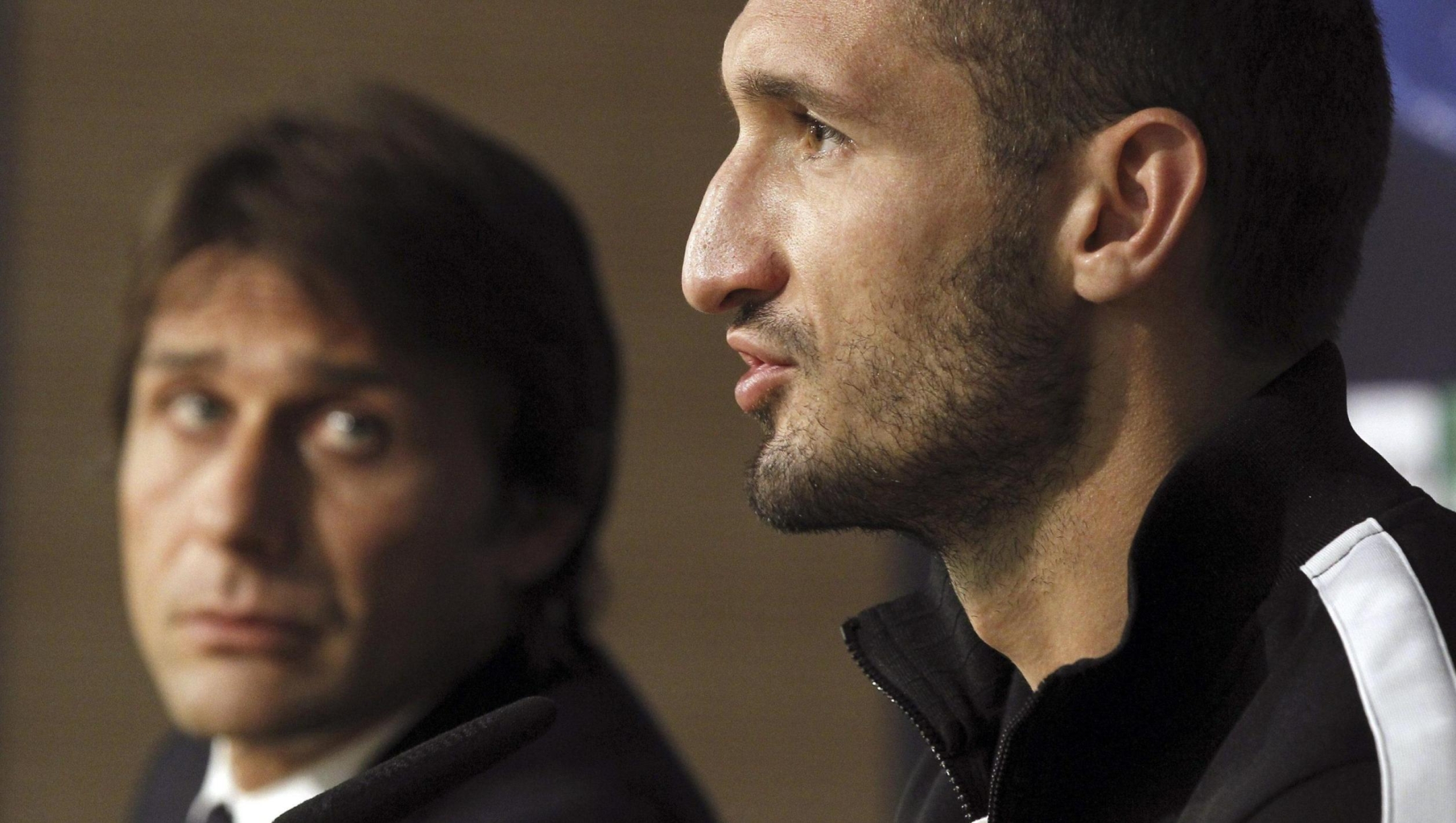 epa03919372 Juventus' head coach Antonio Conte (L) and defender Giorgio Chiellini (R) address to the media during a press conference held at Santiago Bernabeu stadium in Madrid, in Spain, 22 October 2013. Real Madrid will face Juventus in a UEFA Champions League Group B soccer match at Santiago Bernabeu stadium on 23 October. EPA/KIKO HUESCA