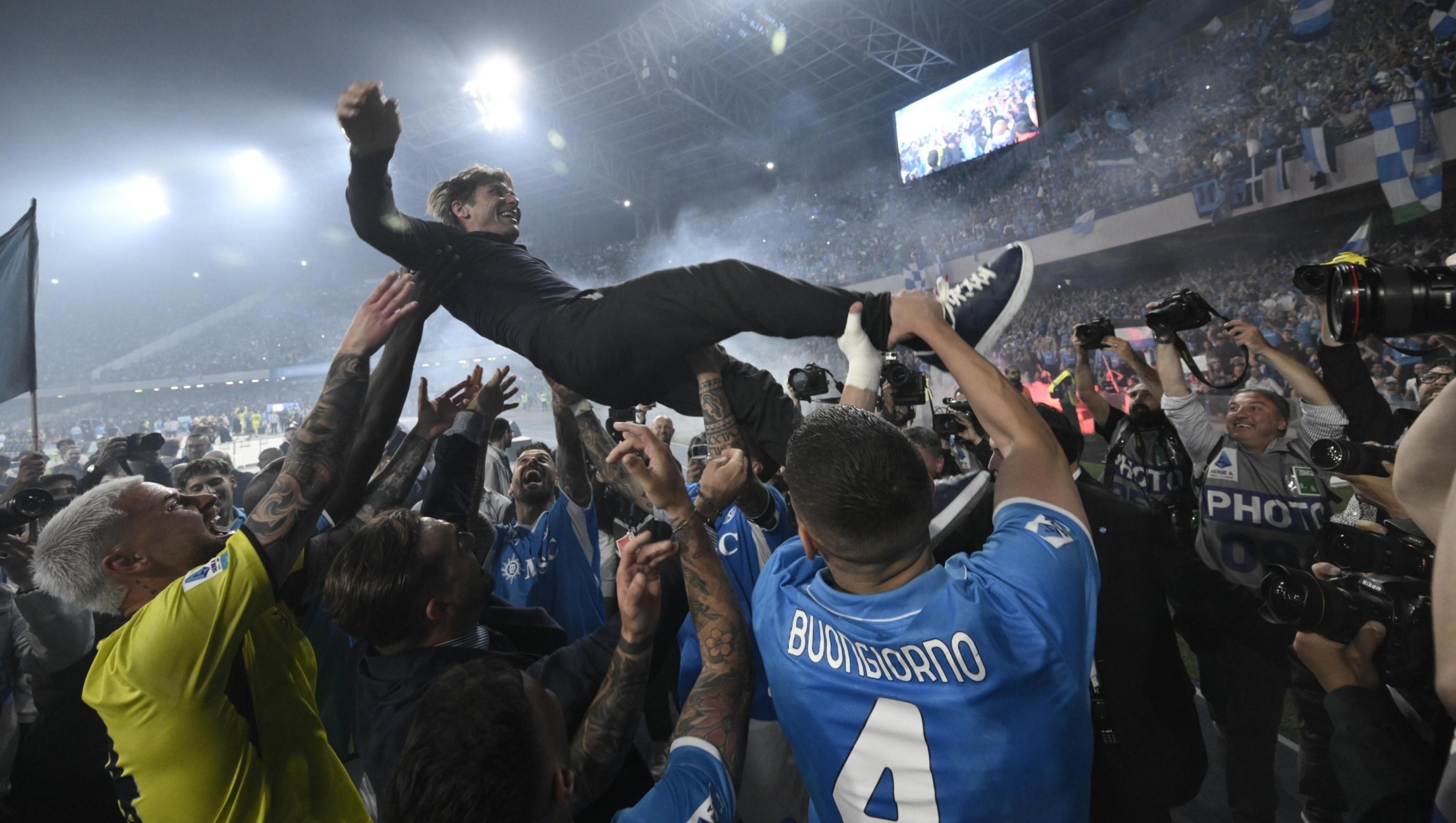 SSC Napoli’s coach Antonio Conte celebrates the Scudetto, the trophy of Italian Serie A Championship, at the end of the Italian Serie A soccer match SSC Napoli vs Cagliari Calcio in Naples, Italy, 23 May 2025. ANSA/STRINGER