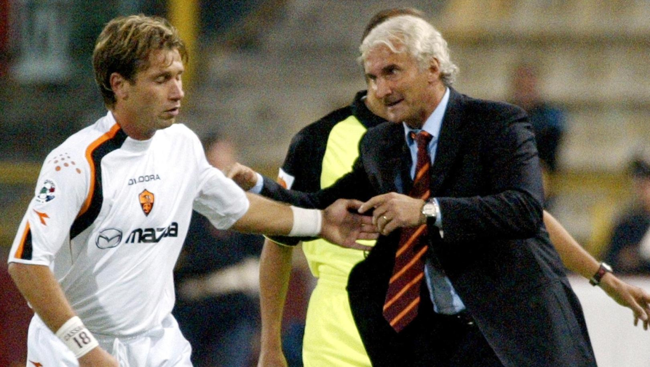 AS Roma's coach German Rudi Voeller (R) gives instruction to Antonio Cassano during the Italian Serie A football match against Bologna at Dall' Ara stadium in Bologna 25 September 2004. Voeller, that has only been in charge of AS Roma for four matches, quit after 25 September 3-1 defeat away to Bologna which left the ailing Serie A club languishing in mid-table with just four points from a possible 12. Roma were 3-0 down inside the first 37 minutes before Bologna had two players sent off. AFP PHOTO\Nicola CASAMASSIMA (Photo by NICOLA CASAMASSIMA / AFP)