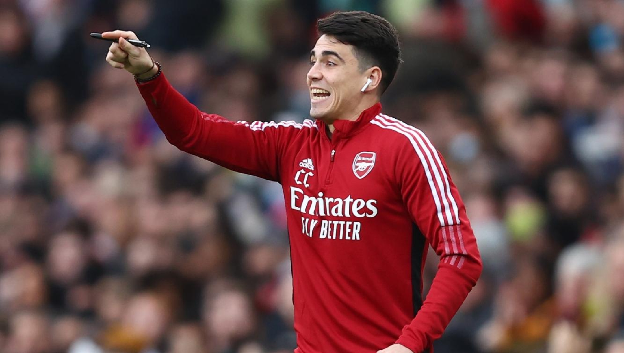 Arsenal first team coach, Carlos Cuesta gives instructions during the Premier League match between Arsenal and Manchester City at Emirates Stadium on January 01, 2022 in London, England. (Photo by Julian Finney/Getty Images)