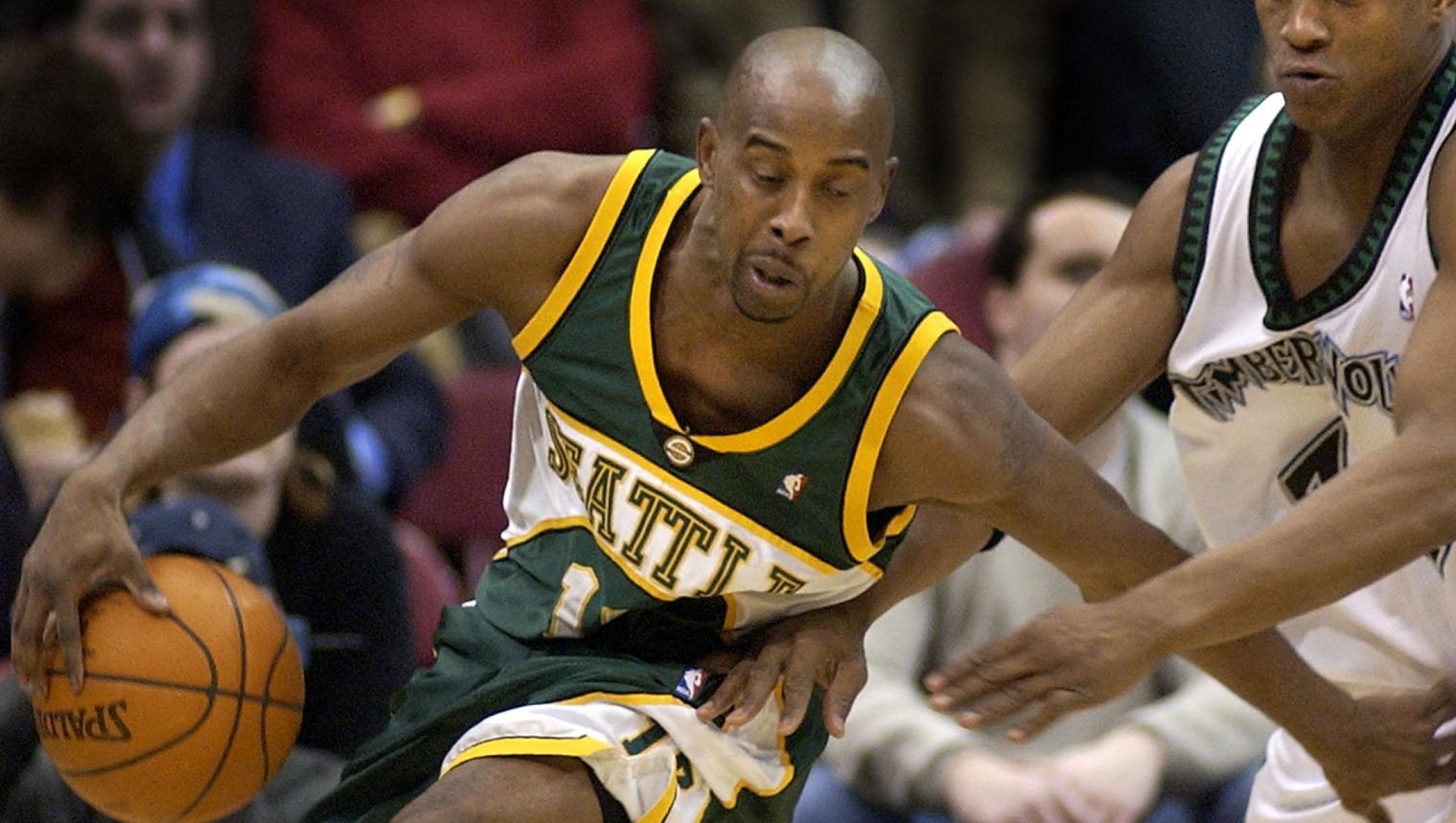 Seattle SuperSonics' Kenny Anderson (L) tries to work his way past Minnesota Timberwolves Anthony Peeler (R) in the first quarter 22 January 2003 at the Target Center in Minneapolis, Minnesota.   AFP PHOTO/CRAIG LASSIG (Photo by CRAIG LASSIG / AFP)