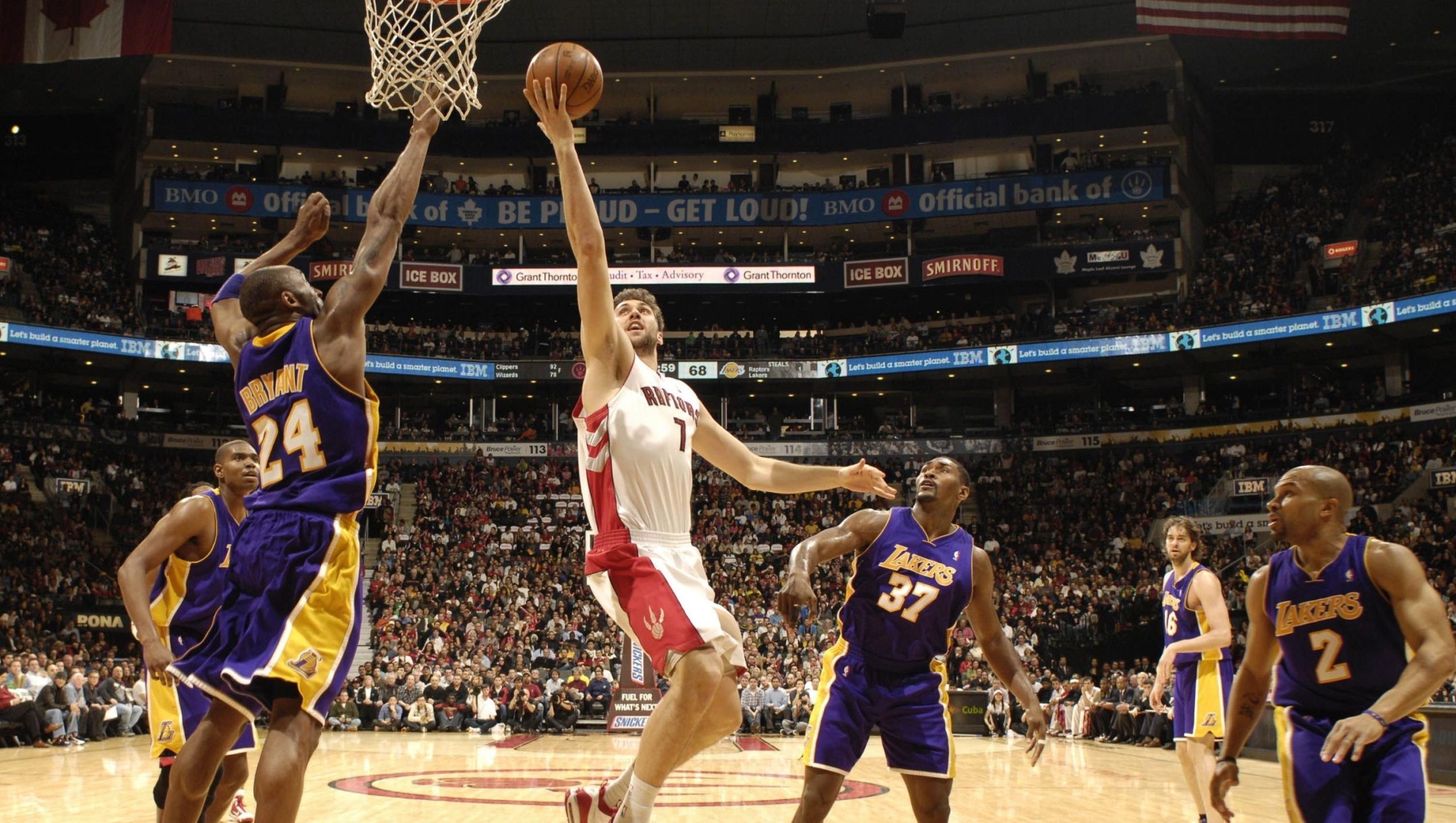 Andrea Bargnani #7 of the Toronto Raptors drives the lane and tries the finger-roll over a jumping Kobe Bryant #24 of the Los Angeles Lakers during a game on January 24, 2010 at the Air Canada Centre in Toronto, Ontario, Canada. NOTE TO USER: User expressly acknowledges and agrees that, by downloading and or using this Photograph, user is consenting to the terms and conditions of the Getty Images License Agreement. Mandatory Copyright Notice: Copyright 2010 NBAE (Photo by Ron Turenne/NBAE via Getty Images) *** Local Caption *** Andrea Bargnani;Kobe Bryant - nba - fotografo: Getty Images