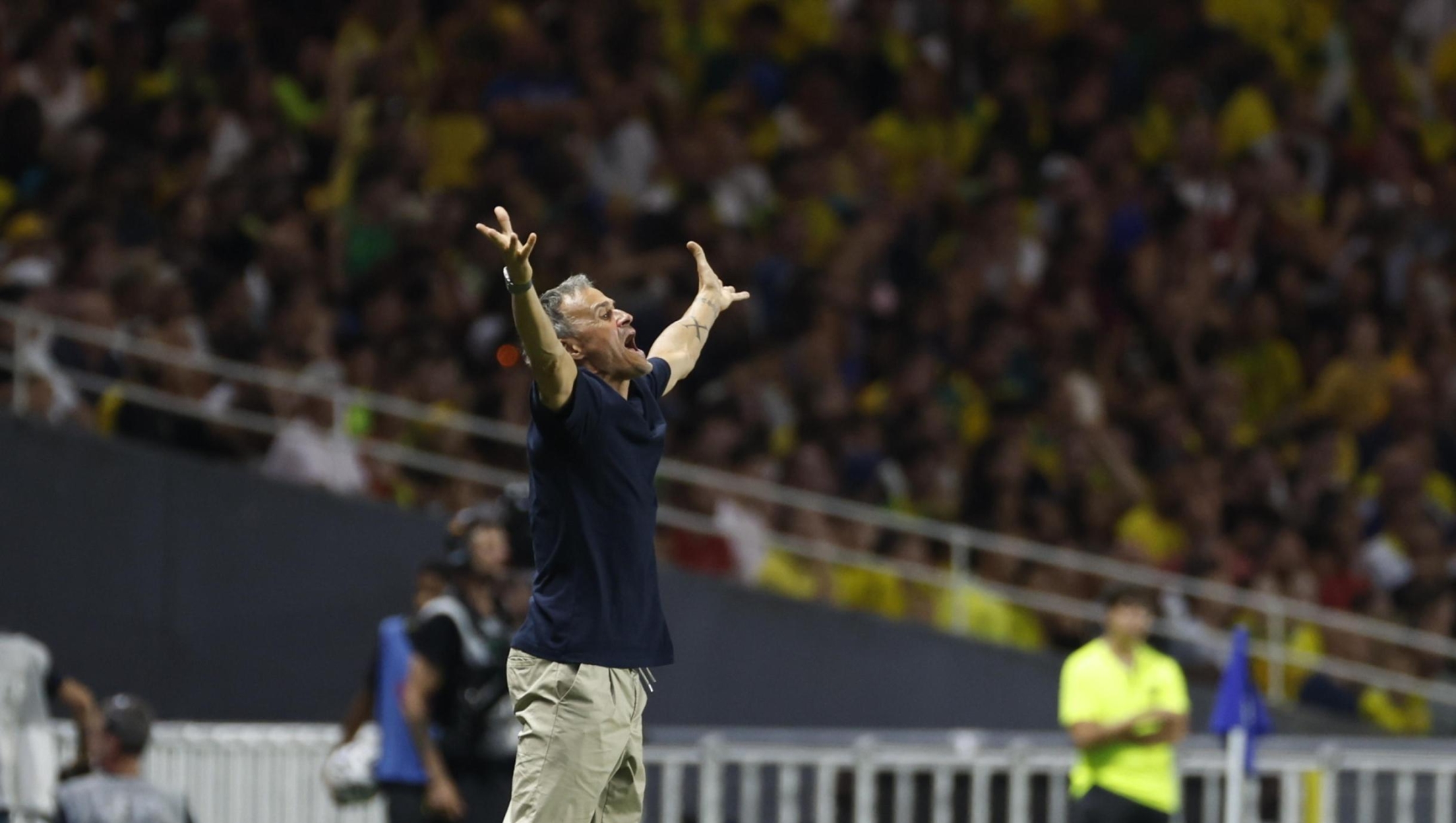 epa12307360 Paris Saint Germain's head coach Luis Enrique reacts during the French Ligue 1 soccer match between FC Nantes and Paris Saint Germain in Nantes, western France, 17 August 2025. EPA/Mohammed Badra
