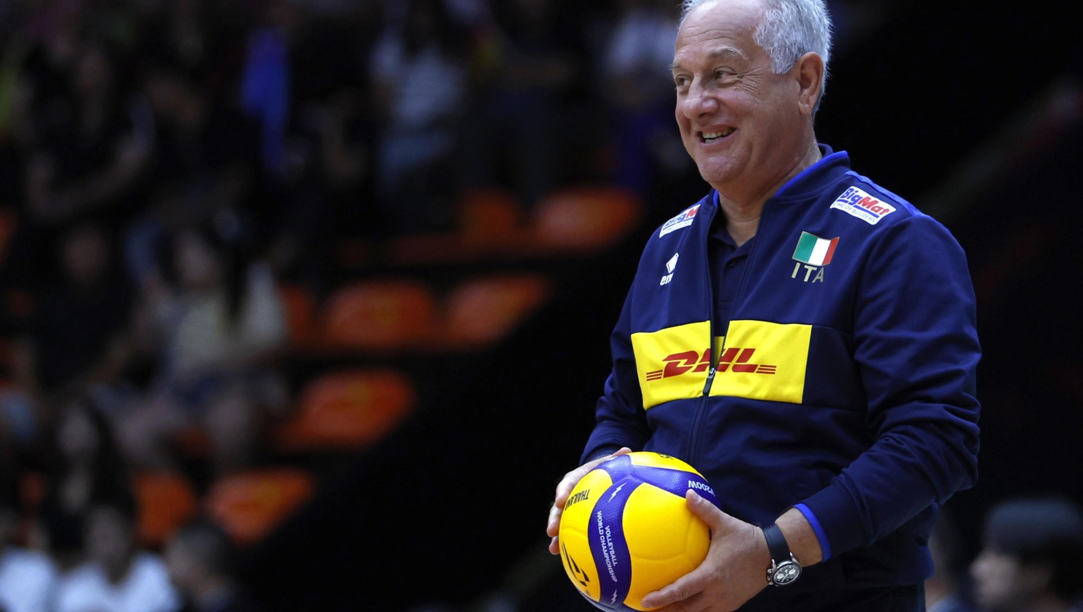 epa12336470 Italy's coach Julio Velasco during the FIVB Women's Volleyball World Championship 2025 round of 16 match between Italy and Germany in Bangkok, Thailand, 30 August 2025.  EPA/RUNGROJ YONGRIT