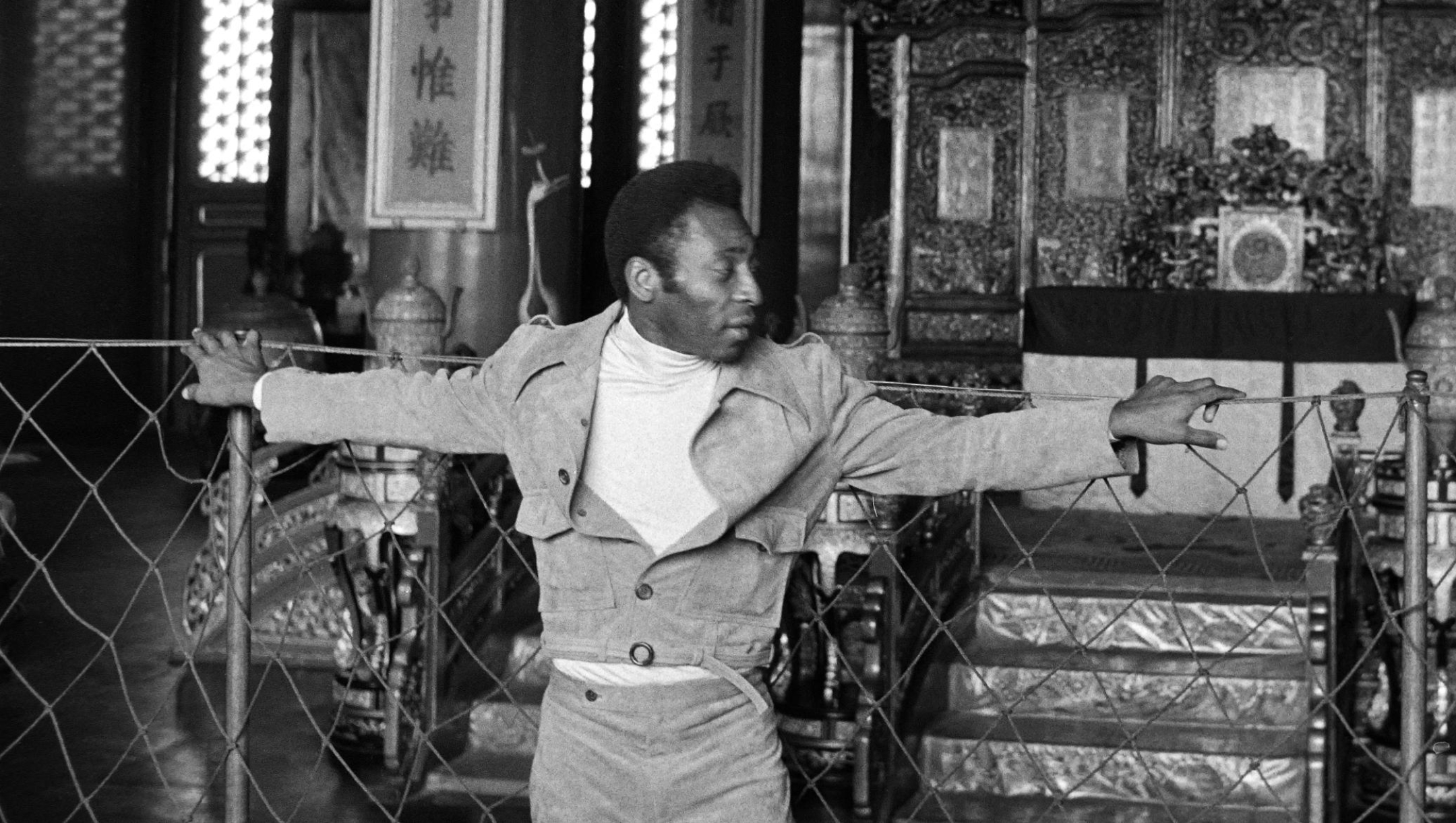 Brazilian soccer champion Pelé visits a pagoda during a pause in the matches that his team Cosmos of New York plays at Beijing on September 23, 1977. (Photo by Georges BIANNIC / AFP)