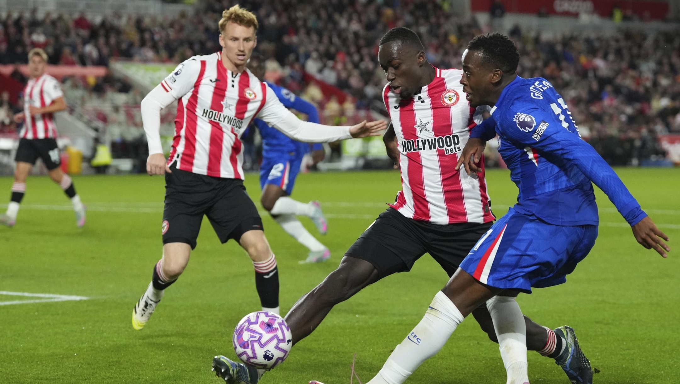 Chelsea's Jamie Gittens sends a cross by Michael Kayode during the Premier League soccer match between Brentford and Chelsea in London, Saturday, Sept. 13, 2025. (AP Photo/Frank Augstein)