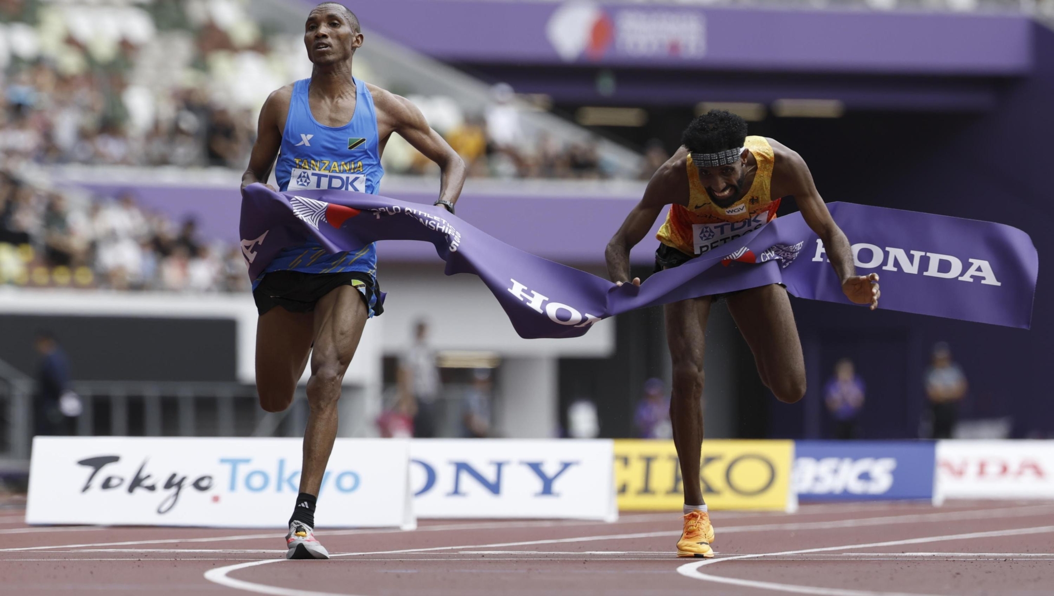 epaselect epa12378216 Alphonce Felix Simbu of Tanzania (L) competes against Amanal Petros of Germany compete in the Men's Marathon at the World Athletics Championships 2025 in Tokyo, Japan, 15 September 2025.  EPA/FRANCK ROBICHON