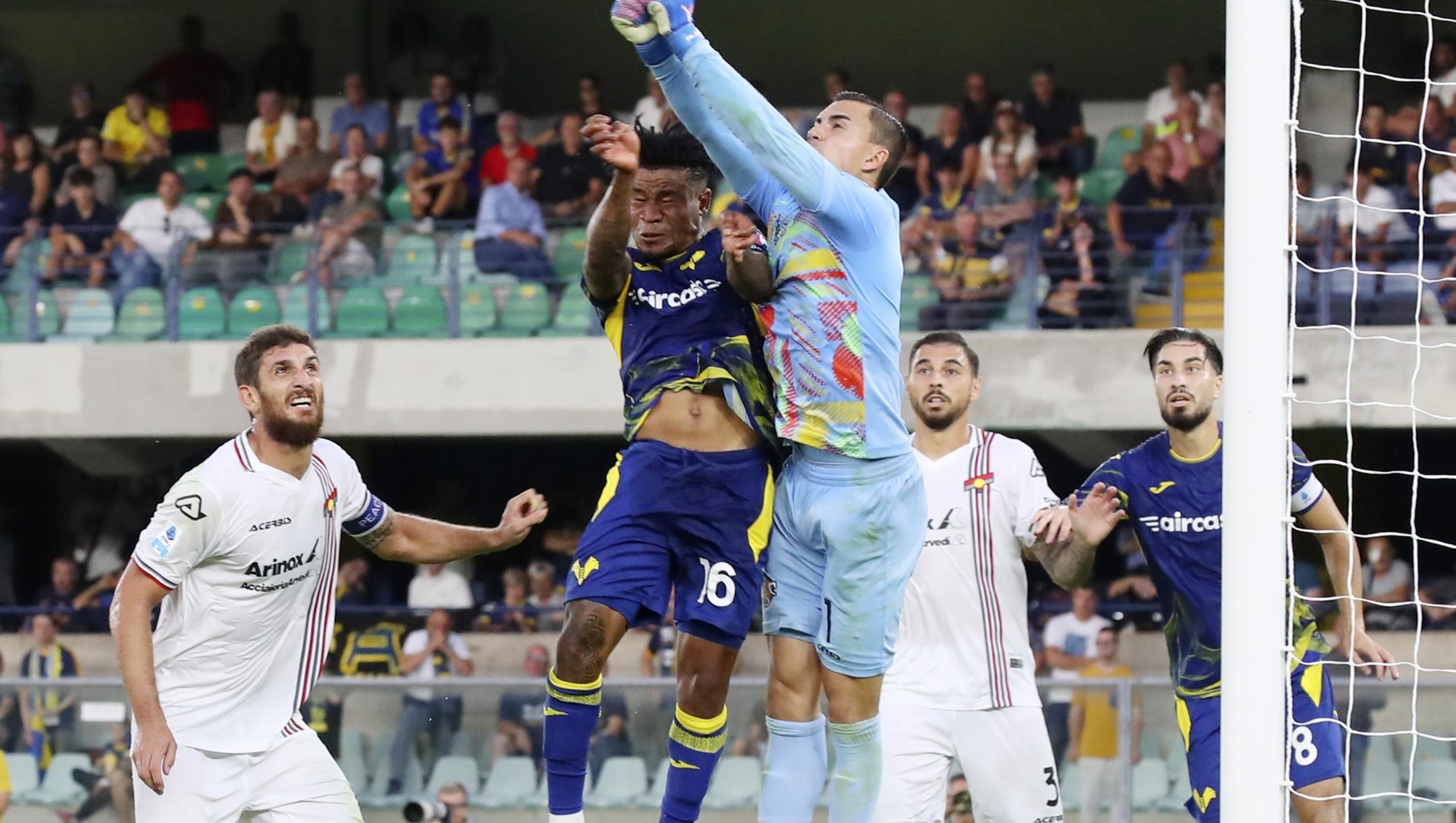 Verona’s Gift Orban, Emil Audero Cremonese's goalkeeper during the Serie A soccer match between Hellas Verona and Cremonese at the Bentegodi Stadium in Verona, north west Italy - Monday, September 15, 2025. Sport - Soccer . (Photo by Paola Garbuioi/Lapresse)