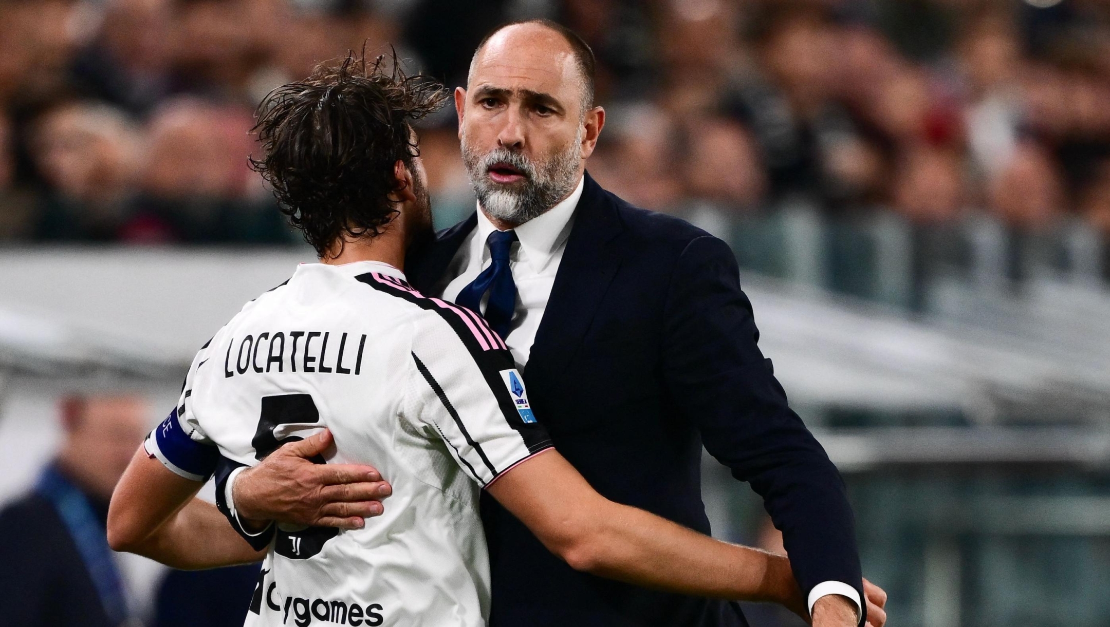 Juventus' Croatian coach Igor Tudor (R) hugs Juventus' Italian midfielder #05 Manuel Locatelli during the Italian Serie A football match between Juventus and AC Milan at The Allianz Stadium in Turin on October 5, 2025. (Photo by MARCO BERTORELLO / AFP)