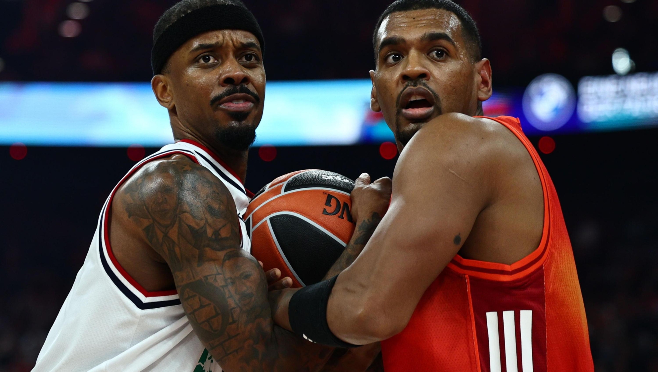epaselect epa12453813 Lorenzo Brown of Milano (L) in action against Xavier Rathan-Mayes of Munich (R) during the Euroleague Basketball match between Bayern Munich and Milano in Munich, Germany, 14 October 2025. EPA/ANNA SZILAGYI