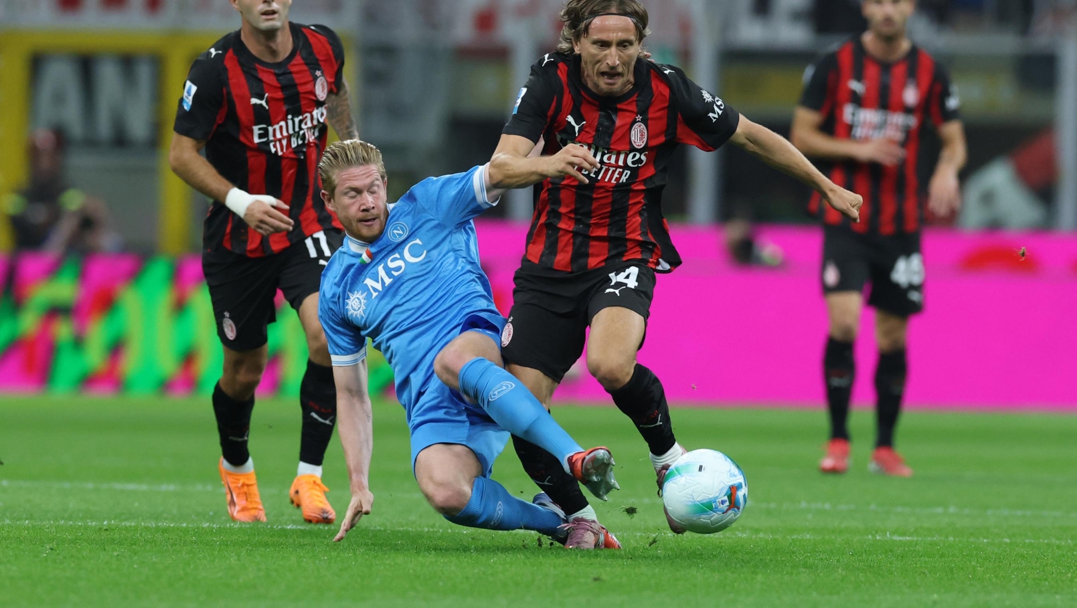  Luka Modric of AC Milan and Kevin De Bruyne of SSC Napoli compete for the ball during the Serie A match between AC Milan and SSC Napoli at Giuseppe Meazza Stadium on September 28, 2025 in Milan, Italy. (Photo by Claudio Villa/AC Milan via Getty Images)