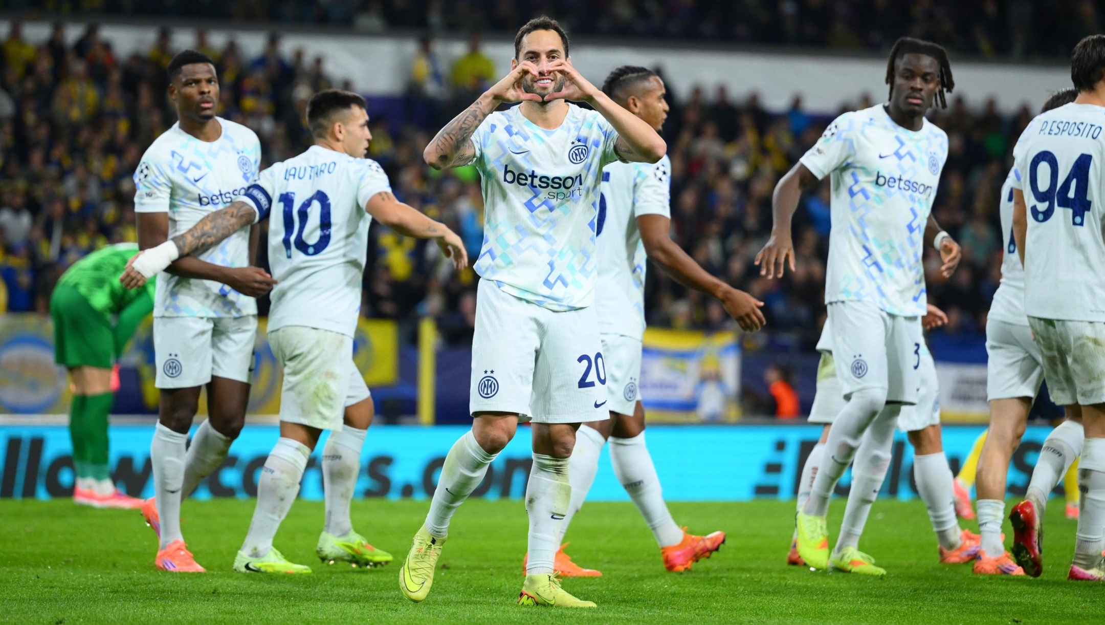 Hakan Calhanoglu of FC Internazionale celebrates with team-mates after scoring the goal during the UEFA Champions League 2025/26 League Phase MD3 match between Union Saint - Gilloise Vs FC Internazionale Milano at Lotto Park on October 21, 2025 in Anderlecht, Belgium. (Photo by Mattia Pistoia - Inter/Inter via Getty Images)
