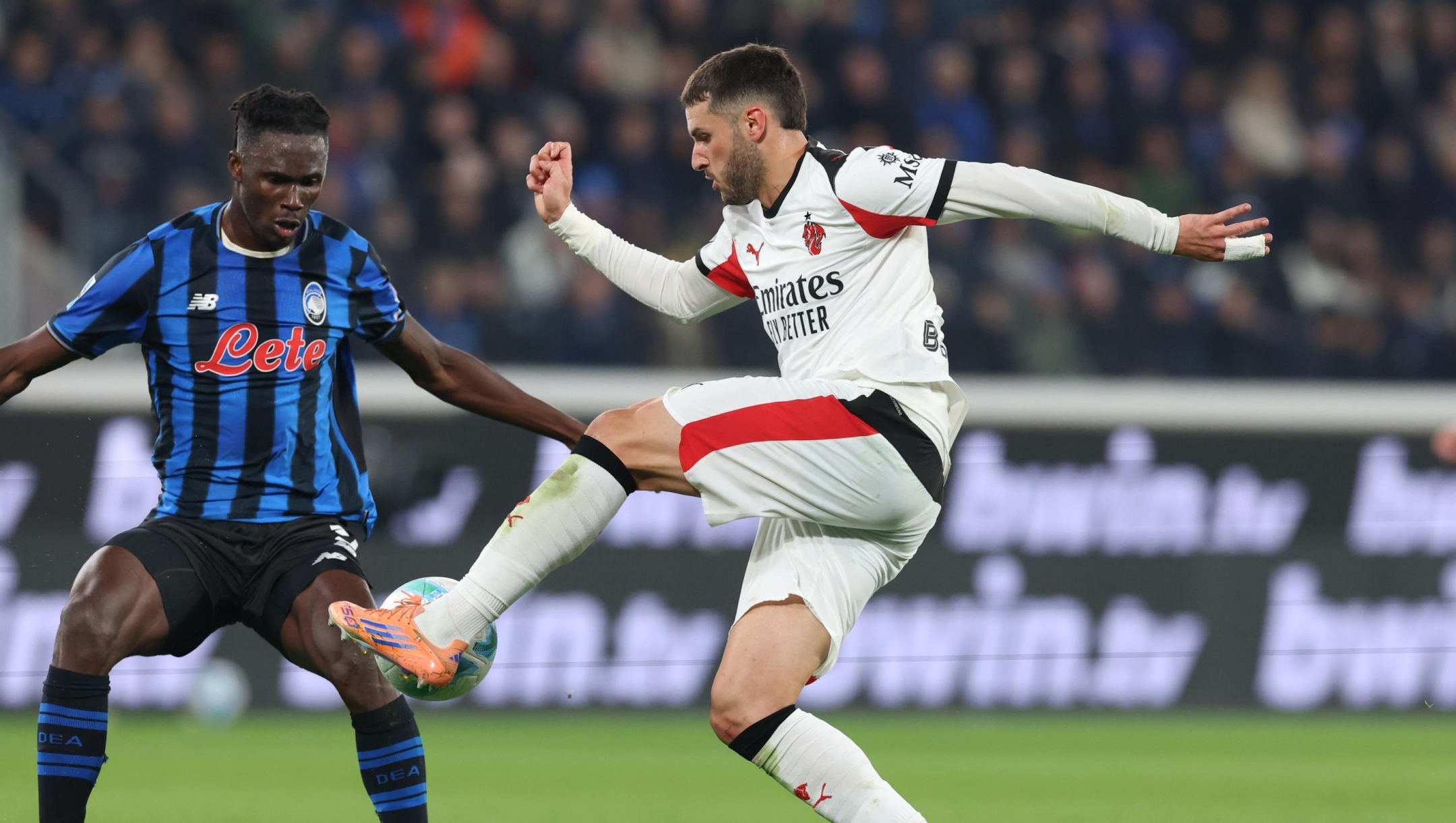 Santiago Gimenez of AC Milan in action during the Serie A match between Atalanta BC and AC Milan at Gewiss Stadium on October 28, 2025 in Bergamo, Italy. (Photo by Claudio Villa/AC Milan via Getty Images)
