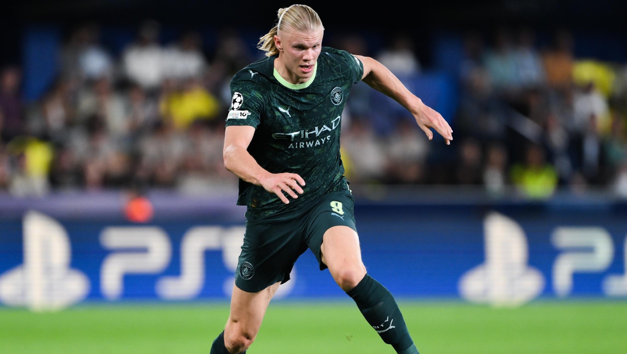 Erling Haaland of Manchester City runs with the ball during the UEFA Champions League 2025/26 League Phase MD3 match between Villarreal CF and Manchester City at Estadio de la Ceramica on October 21, 2025 in Villarreal, Spain. (Photo by David Ramos/Getty Images)