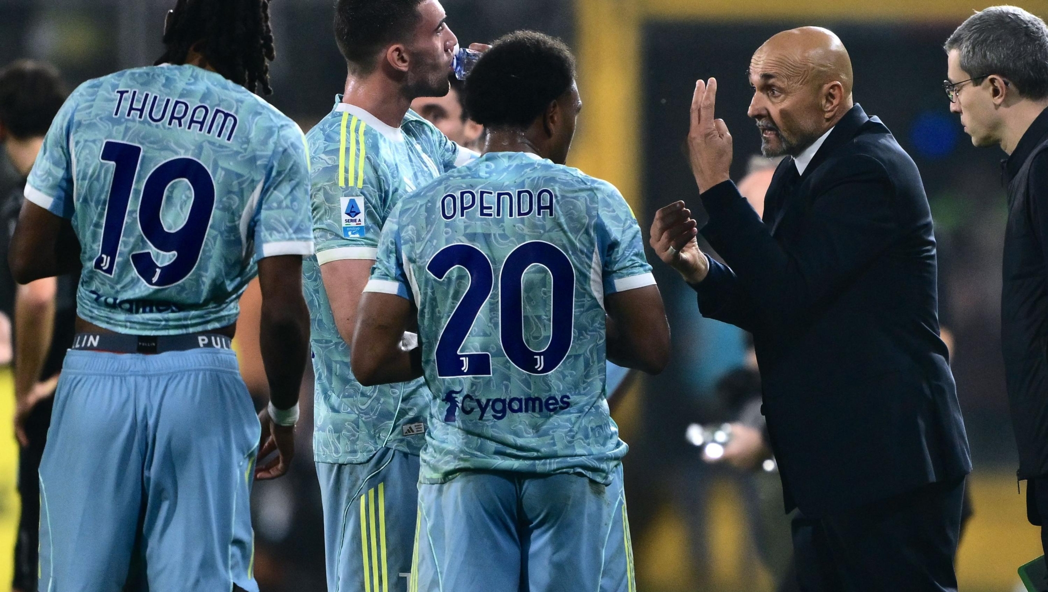 Juventus' Italian coach Luciano Spalletti (2nd R) speaks with his players during the Italian Serie A football match between Cremonese and Juventus at the Giovanni Zini Stadium in Cremona on November 1, 2025.  (Photo by MARCO BERTORELLO / AFP)