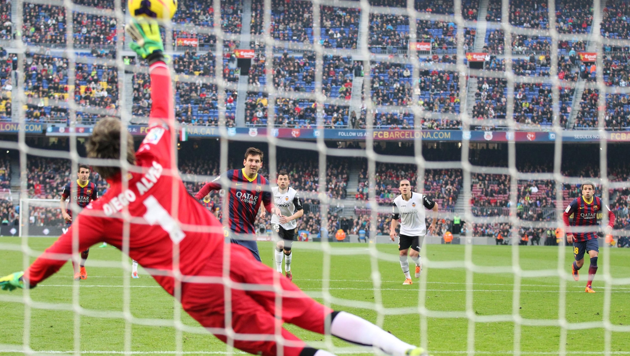 Football - Spanish Championship 2013/2014 - Liga - FC Barcelona v Valencia CF on February 1, 2014 in Camp Nou Stadium of Barcelona , Spain - Photo Manuel Blondeau / AOP PRESS / DPPI - Lionel Messi of FC Barcelona scores a penalty kick as goalkeeper Diego Alves of Valencia CF dives (Photo by MANUEL BLONDEAU / AOP PRESS / DPPI via AFP)