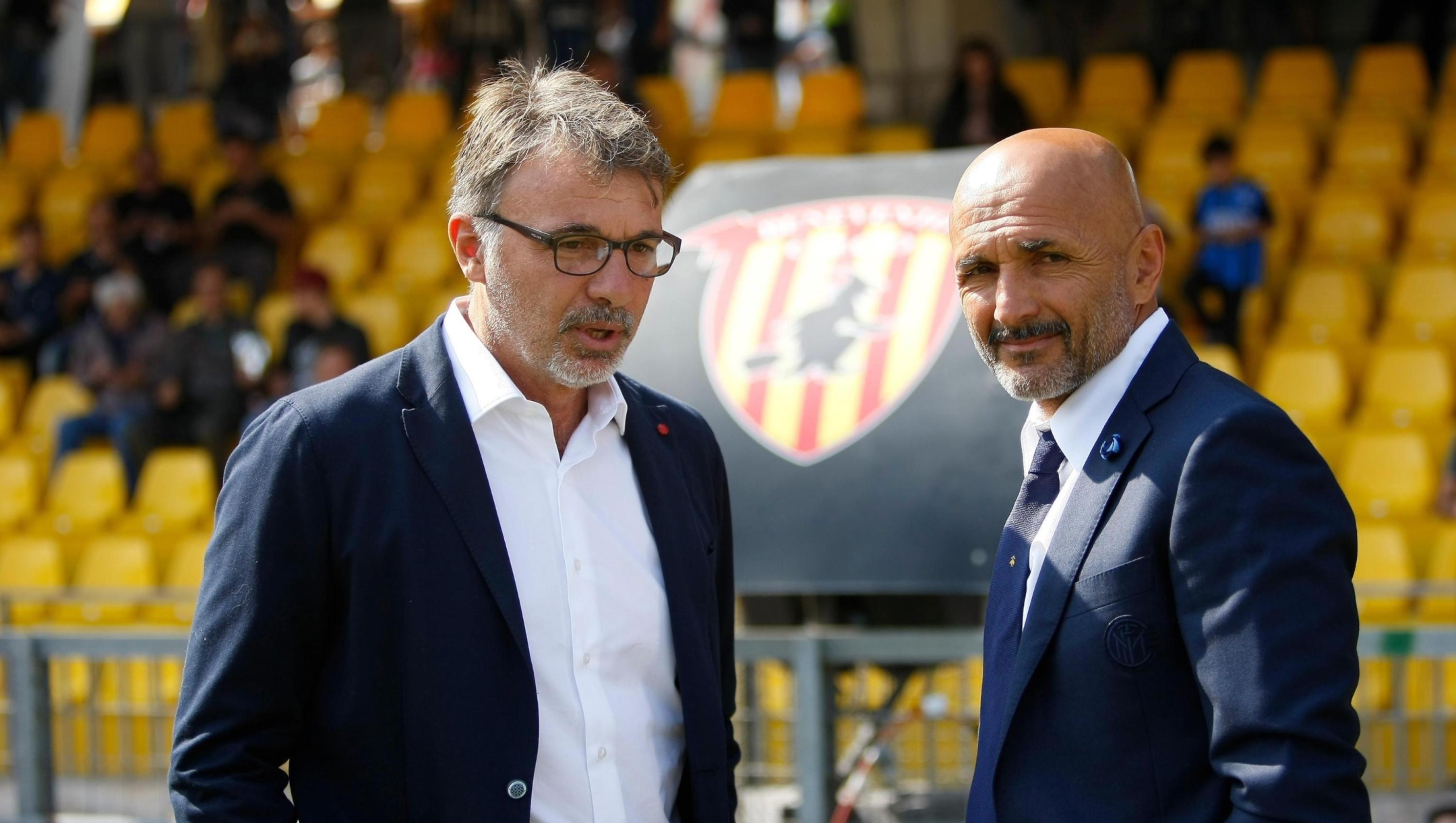 epa06237995 Benevento Calcio's head coach Marco Baroni (L) and FC Inter's head coach Luciano Spalletti (R) during the Italian Serie A soccer match Benevento Calcio vs Inter at Ciro Vigorito stadium in Benevento, Italy, 01 October 2017.  EPA/Mario Taddeo