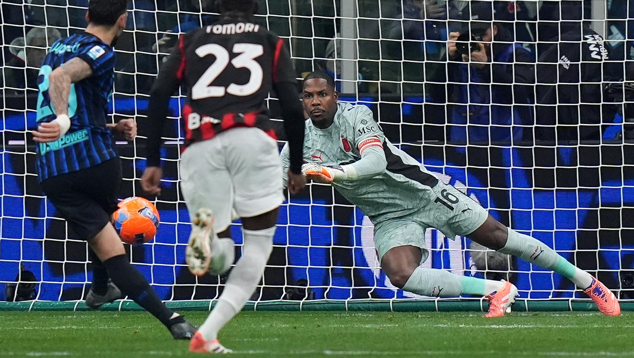Inter Milan's Hakan Calhanoglu penalty , AC Milan's goalkeeper Mike Maignan  during the Serie A soccer match between Inter and Milan  at the San Siro  Stadium in Milan , north Italy - Sunday , November  23 , 2025. Sport - Soccer . (Photo by Spada/Lapresse)