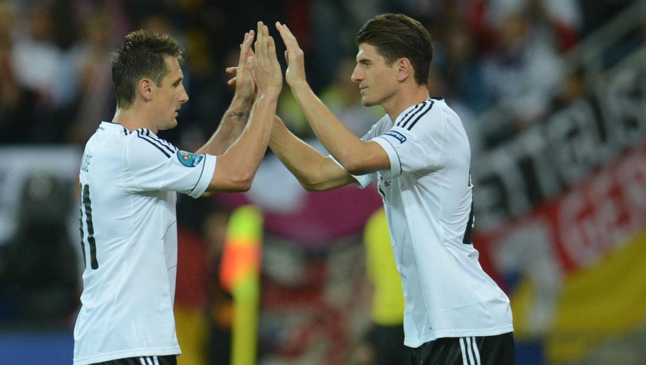 German forward Miroslav Klose (L) cheers with German forward Mario Gomez during the Euro 2012 football championships quarter-final match Germany vs Greece on June 22, 2012 at the Gdansk Arena.     AFP PHOTO/ PATRIK STOLLARZ (Photo by PATRIK STOLLARZ / AFP)