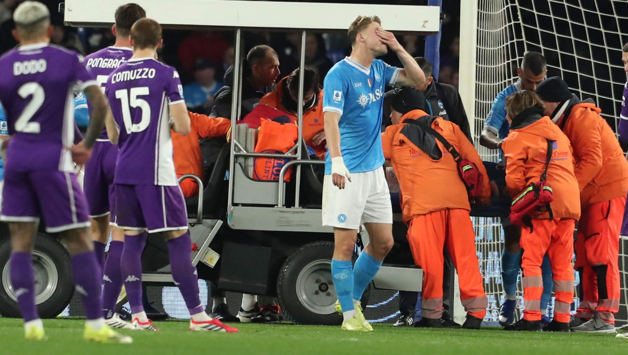 Napoli's Danish forward Rasmus #19 Hojlund reacts as teammate Napoli's Italian defender #22 Giovanni Di Lorenzo leaves the pitch following an injury during the Italian Serie A football match between SSC Napoli and ACF Fiorentina at the Diego Armando Maradona Stadium in Naples on January 31, 2026. (Photo by CARLO HERMANN / AFP)
