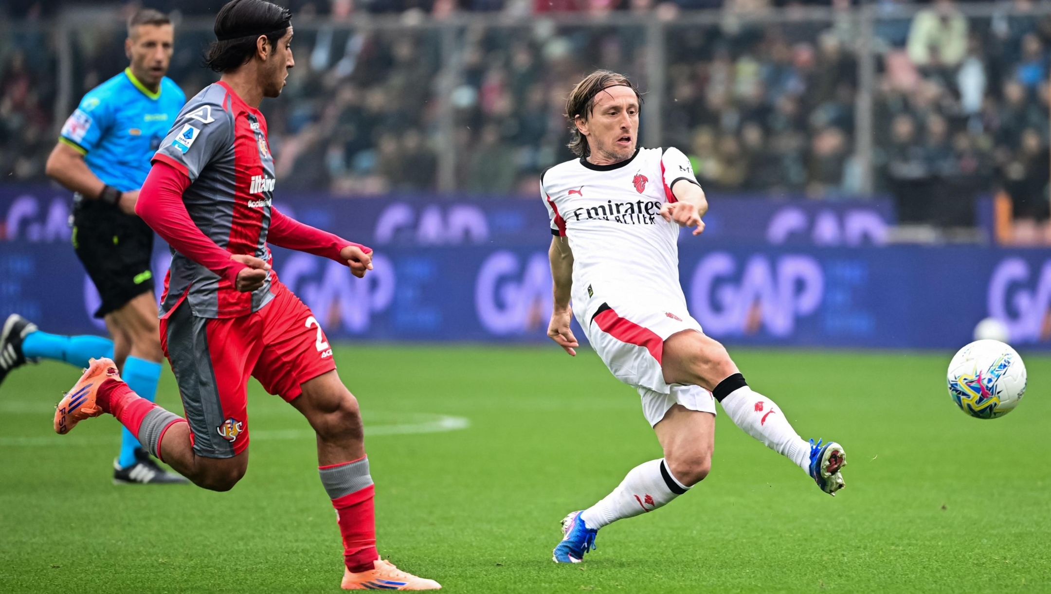 AC Milan's Croatian midfielder #14 Luka Modric shoots the ball next to Cremonese's Moroccan midfielder #29 Youssef Maleh during the Italian Serie A football match between Cremonese and AC Milan at the Giovanni Zini Stadium in Cremona on March 1, 2026. (Photo by Piero CRUCIATTI / AFP)
