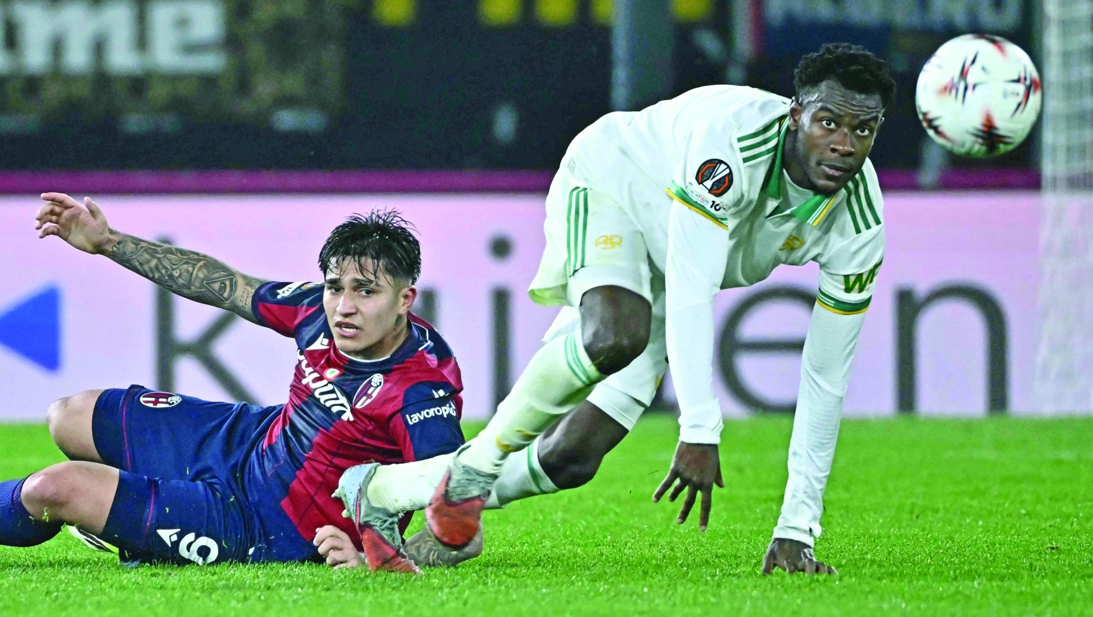 Bologna's Argentine forward #09 Santiago Castro fights for the ball with Roma's Ivorian defender #05 Obite Evan Ndicka during the Europa League, last 16 first leg football match between Bologna and Roma at the Renato Dall'Ara stadium in Bologna on March 12, 2025. (Photo by Filippo MONTEFORTE / AFP)