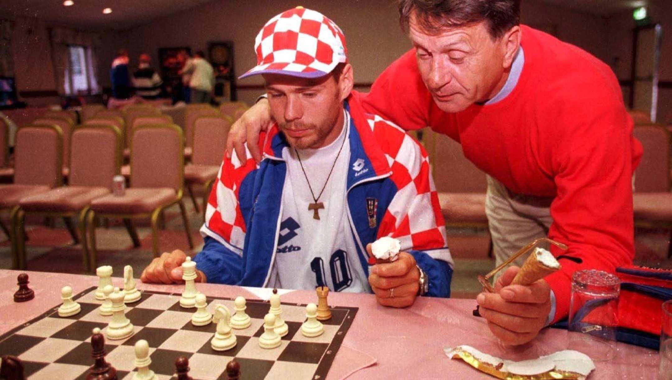   EURO 1996 TRAININGSLAGER KROATIEN CRO; Im Barnsdale Country Club entspannen sich Zvonimir BOBAN und Trainer Miroslav BLAZEVIC beim Schach spielen.  (Photo by Lutz Bongarts/Bongarts/Getty Images)