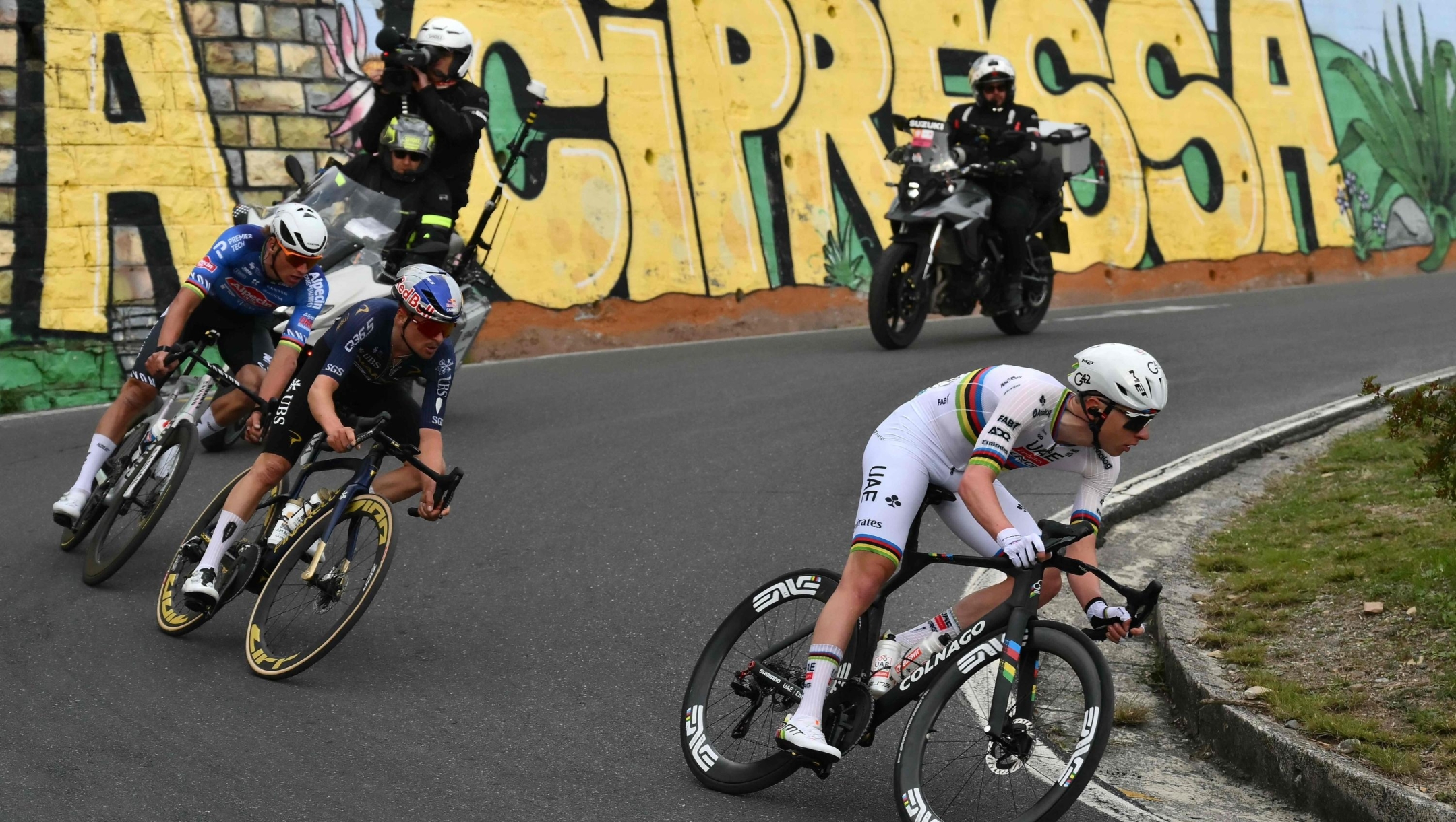 UAE Team Emirate's Slovenian rider Tadej Pogacar (R), Q36.5 Pro Cycling team's British rider Thomas Pidcock (C) and Alpecin-Deceuninck's Dutch rider Mathieu van der Poel ride down the Cipressa during the 117th Milan - Sanremo one-day classic cycling race, on March 21, 2026. (Photo by Marco BERTORELLO / AFP)