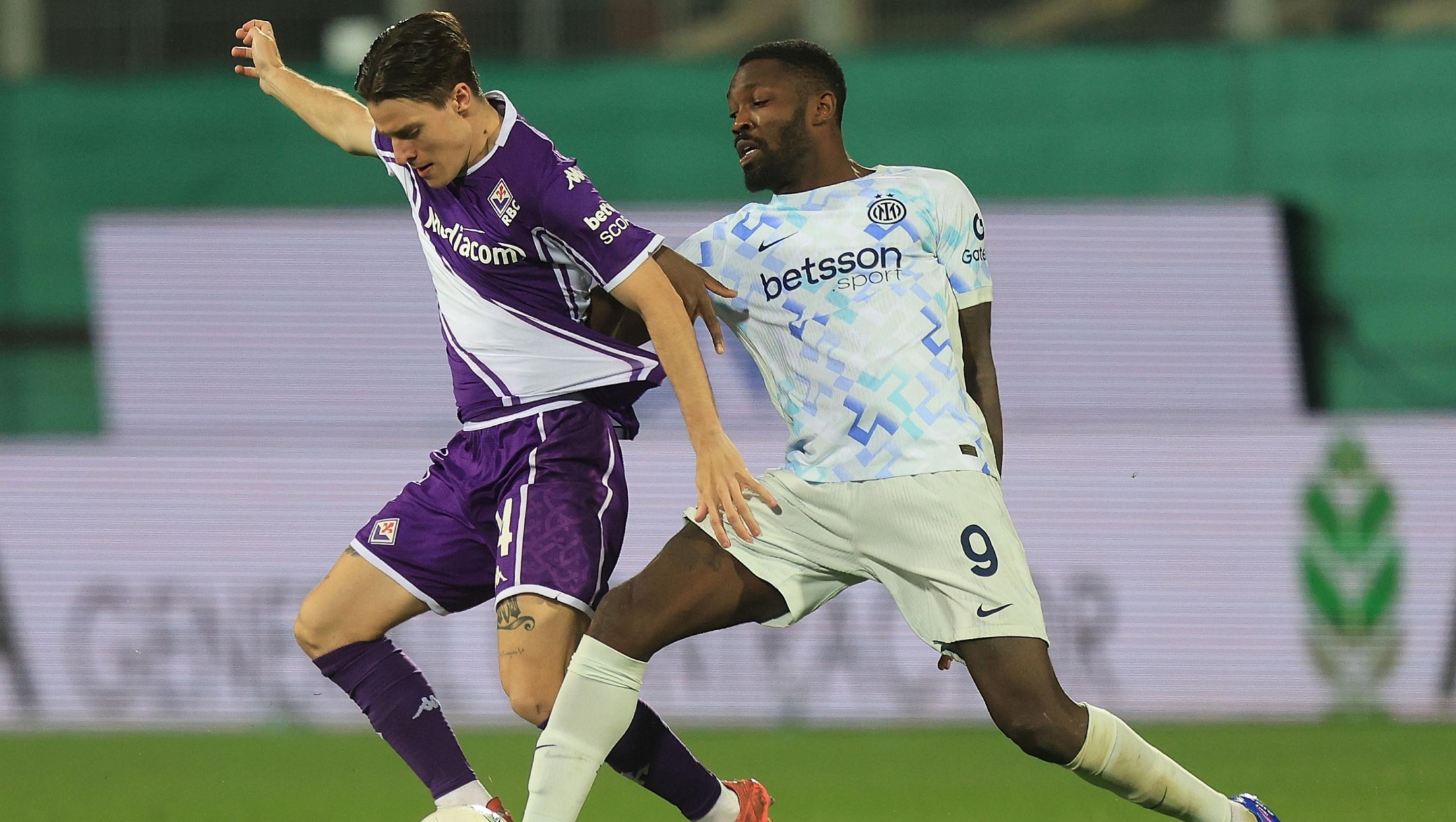  Marcus Thuram of FC Internazionale battles for the ball with Nicolo' Fagioli of ACF Fiorentina during the Serie A match between ACF Fiorentina and FC Internazionale at Artemio Franchi on March 22, 2026 in Florence, Italy. (Photo by Gabriele Maltinti/Getty Images)