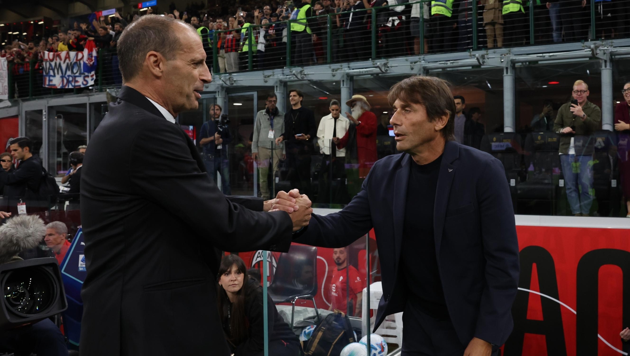   Head coach of AC Milan Massimiliano Allegri shakes hands with head coach of SSC Napoli Antonio Conte before the Serie A match between AC Milan and SSC Napoli at Giuseppe Meazza Stadium on September 28, 2025 in Milan, Italy. (Photo by Claudio Villa/AC Milan via Getty Images)