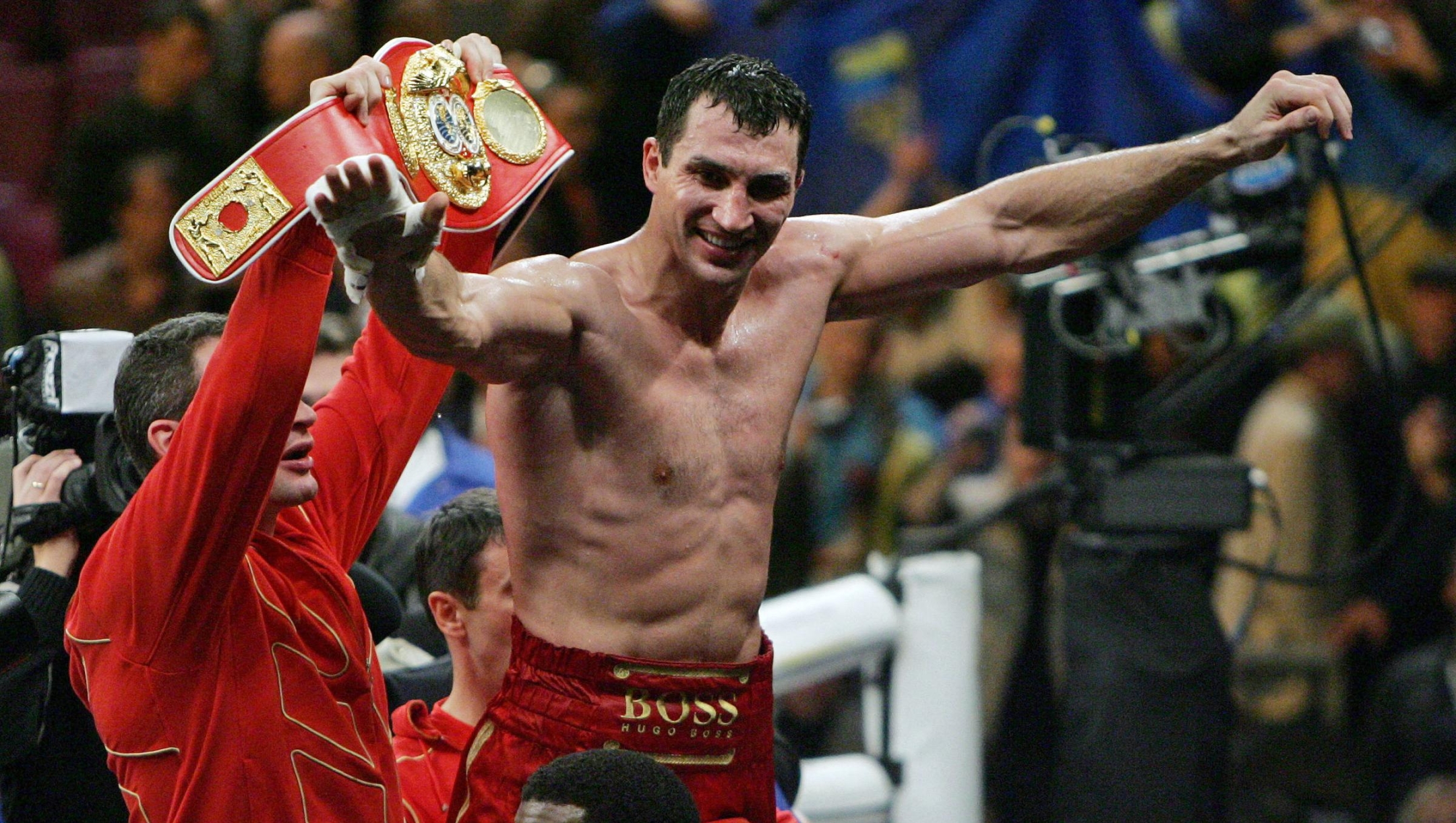Wladimir Klitschko (R) of Ukraine celebrates his win over Calvin Brock of the US during their IBF/IBO Heavyweight Championship fight, 11 November 2006, at Madison Square Garden in New York.   AFP PHOTO/DON EMMERT (Photo by DON EMMERT / AFP)