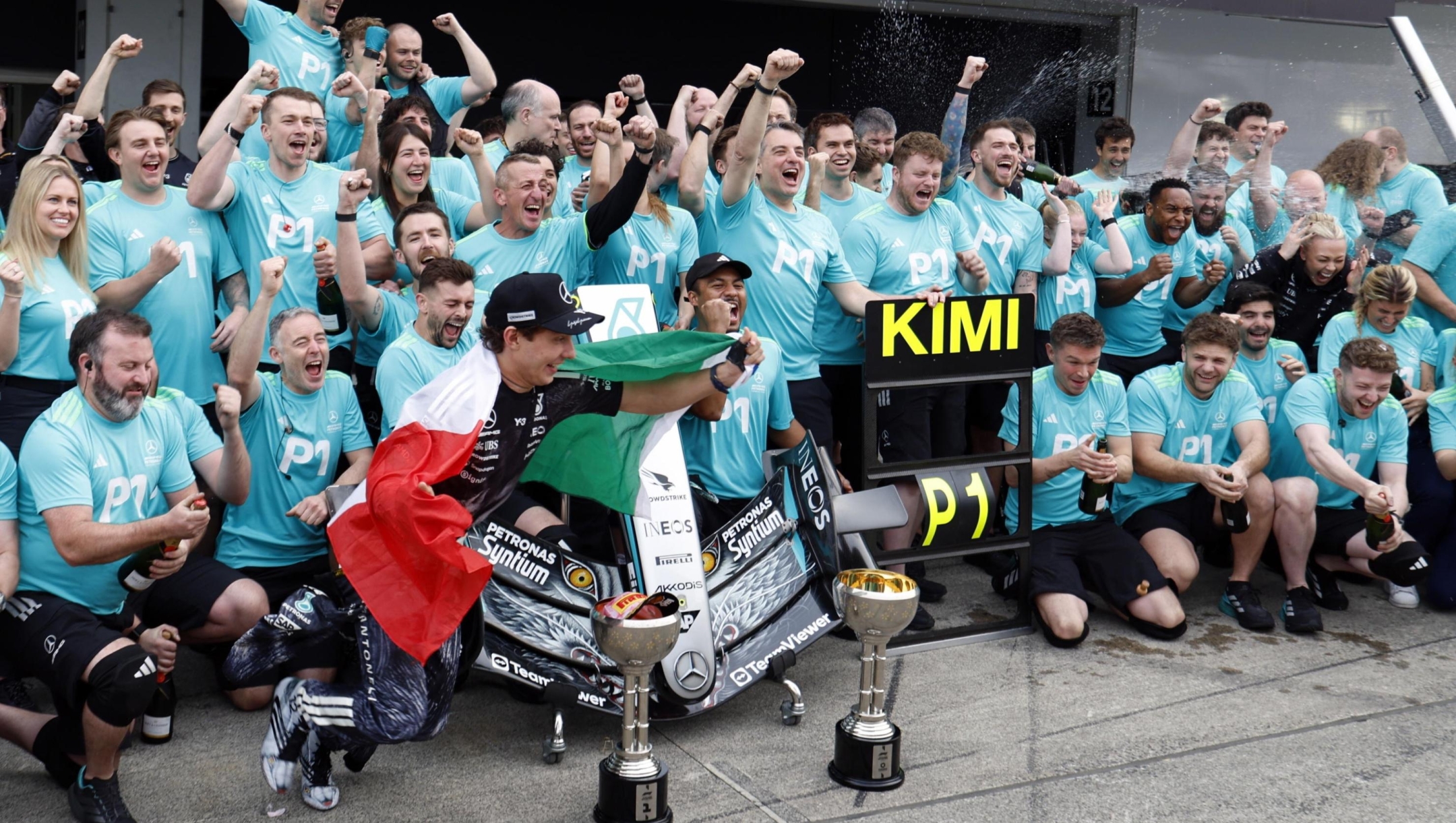 epa12858280 Mercedes driver Andrea Kimi Antonelli (C-L) of Italy celebrates with his teammates during a team shot after winning the Formula 1 Japanese Grand Prix at the Suzuka International Racing Course racetrack in Suzuka, Japan, 29 March 2026.  EPA/FRANCK ROBICHON