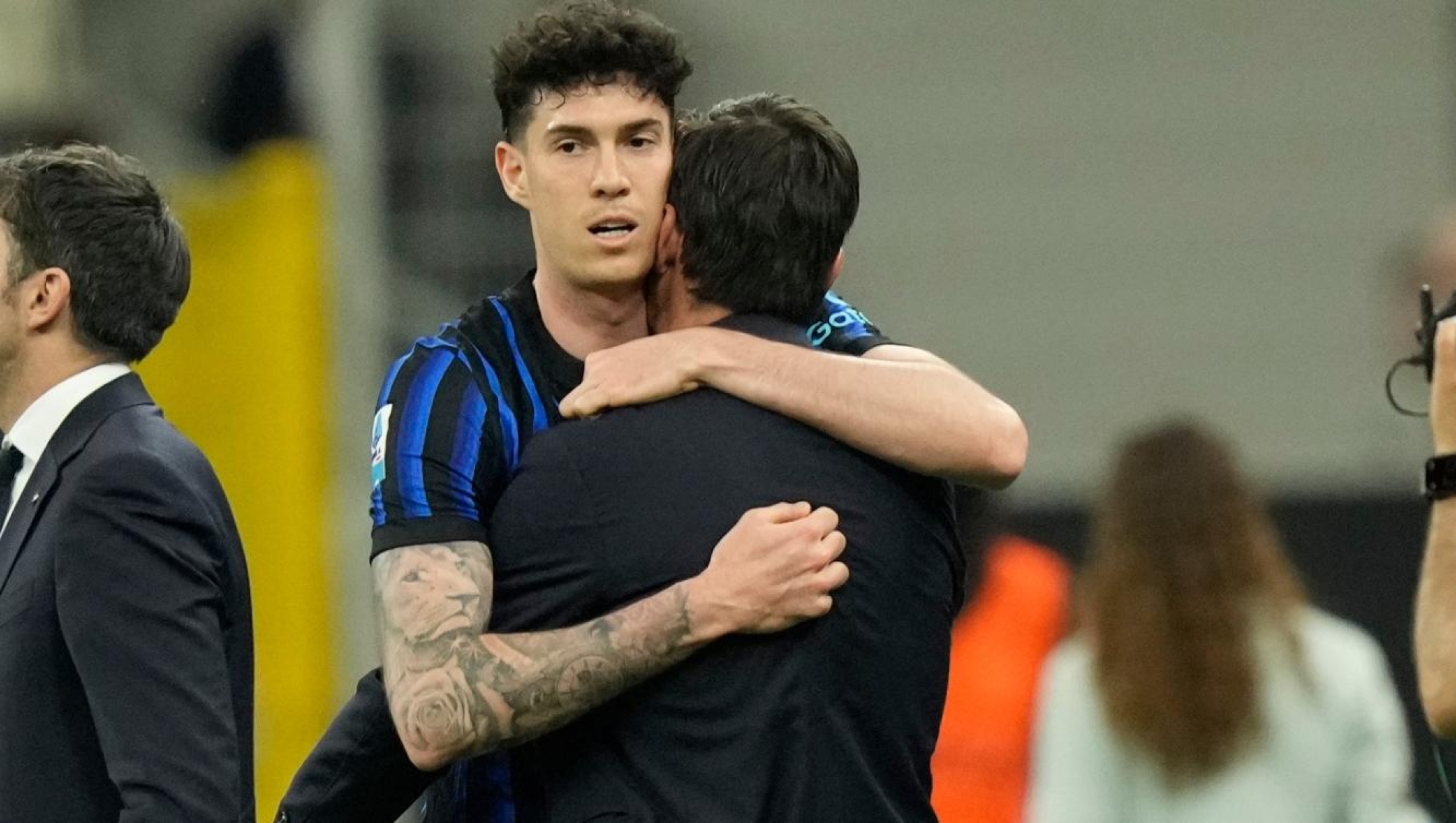 Inter Milan's Alessandro Bastoni hugs with Inter Milan's head coach Cristian Chivu as he leaves the pitch during a Serie A soccer match between Inter Milan and Roma in Milan, Italy, Sunday, April 5, 2026. (AP Photo/Luca Bruno)