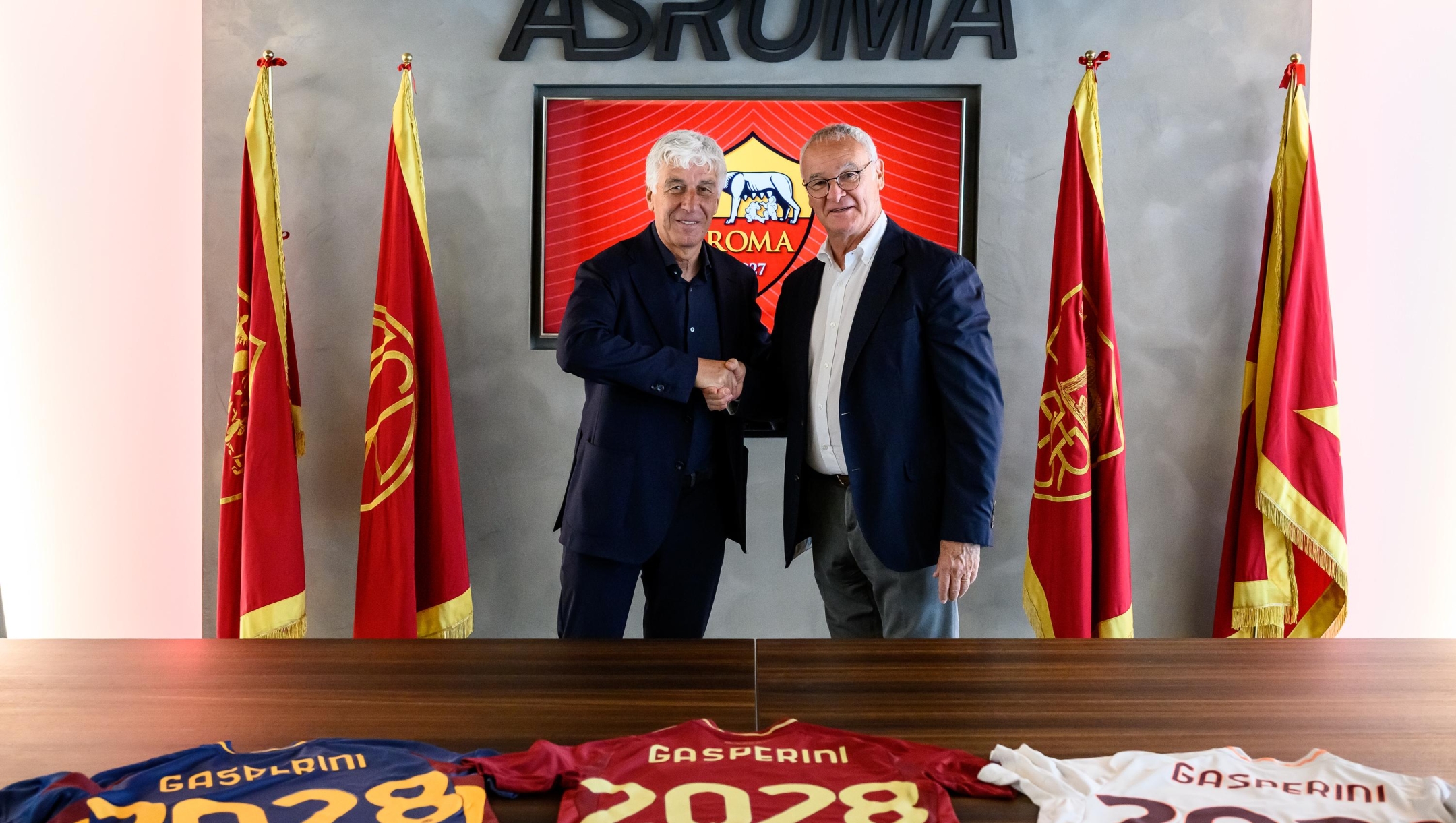  AS Roma new coach Gian Piero Gasperini poses with Claudio Ranieri at Centro Sportivo Fulvio Bernardini on June 06, 2025 in Rome, Italy. (Photo by Fabio Rossi/AS Roma via Getty Images)